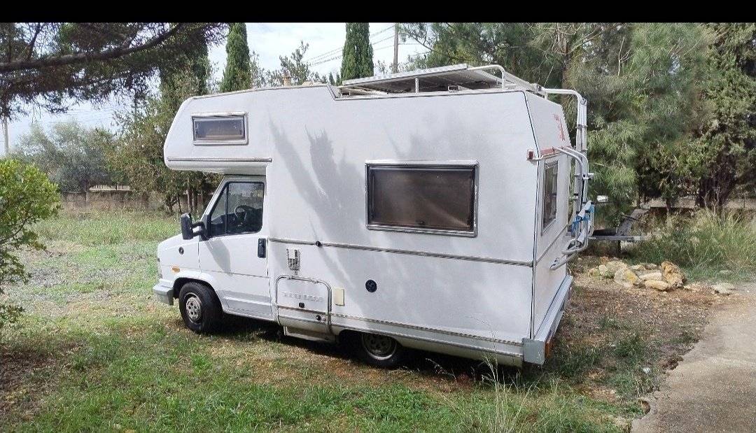 Vista del vehículo ángulo delantero Fiat 2,3 l 130 ch - Yescapa