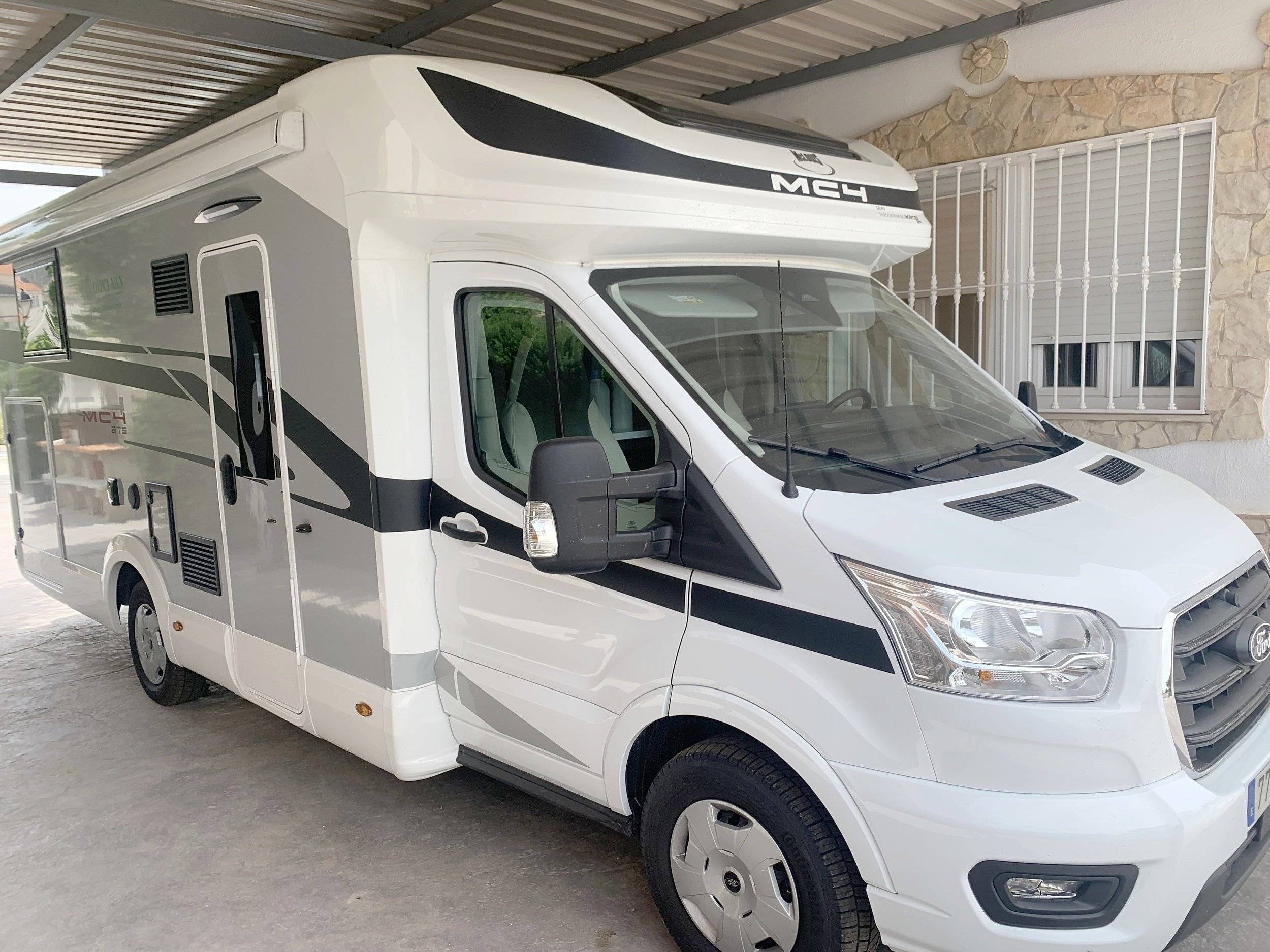 schräge Vorderansicht Ford FORD TRANSIT - Yescapa