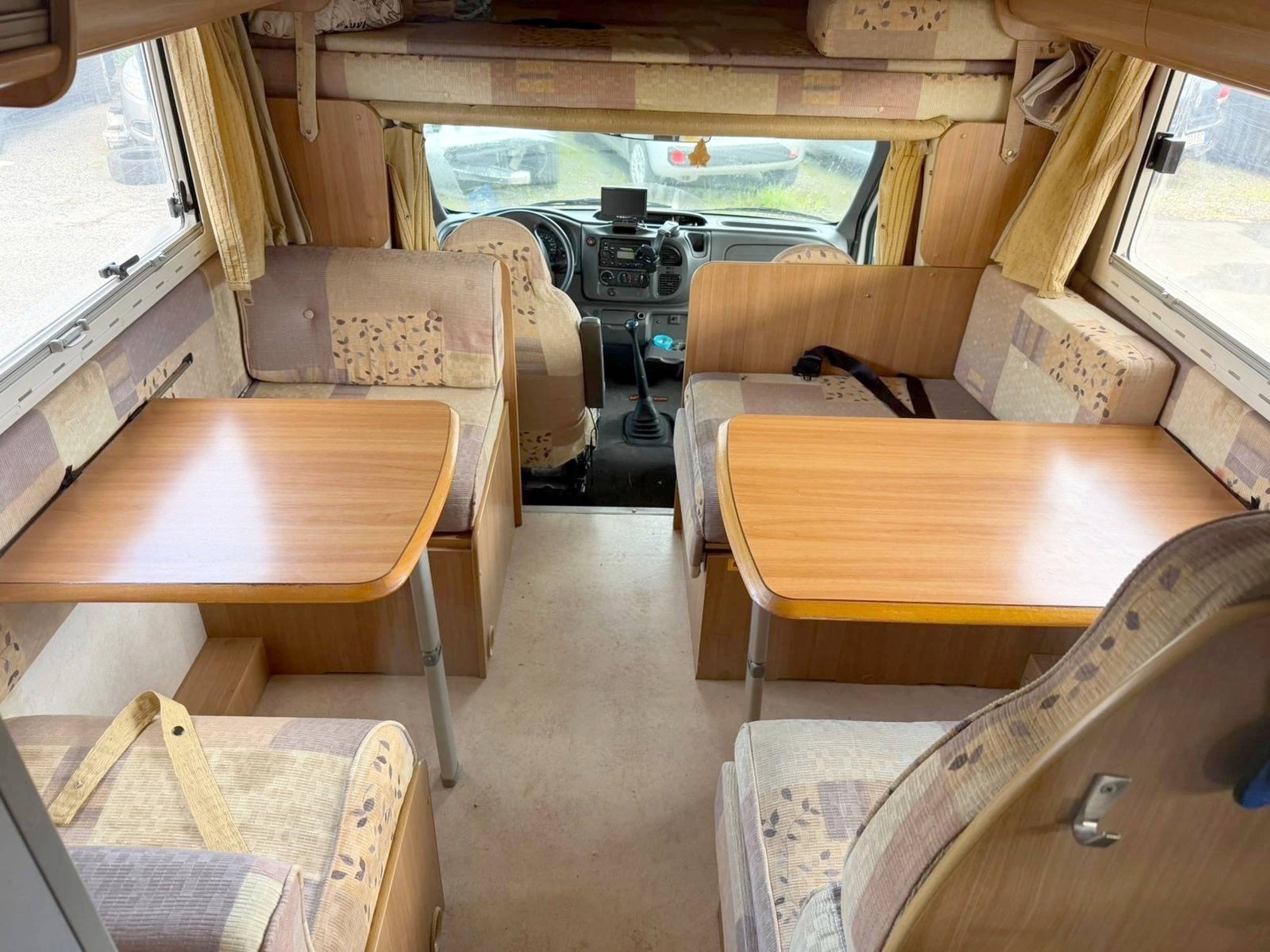 Área de jantar Ford Transit 2,4 l 115 ch - Yescapa