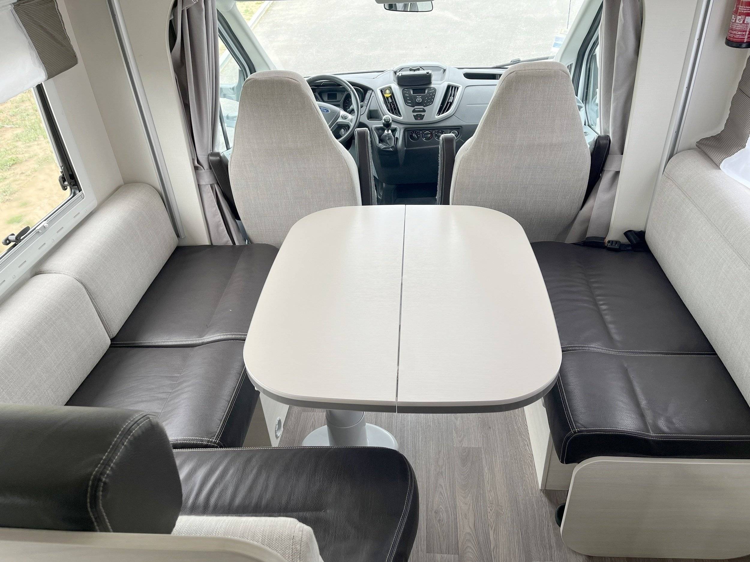 Dining Area Ford Transit 2,0 l 170 ch - Yescapa