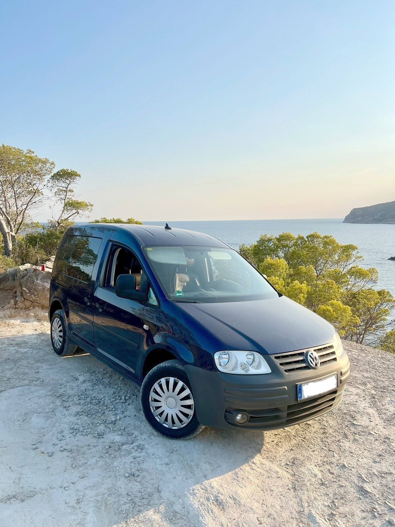 Front view from 3/4 Volkswagen volkswagen caddy - Yescapa