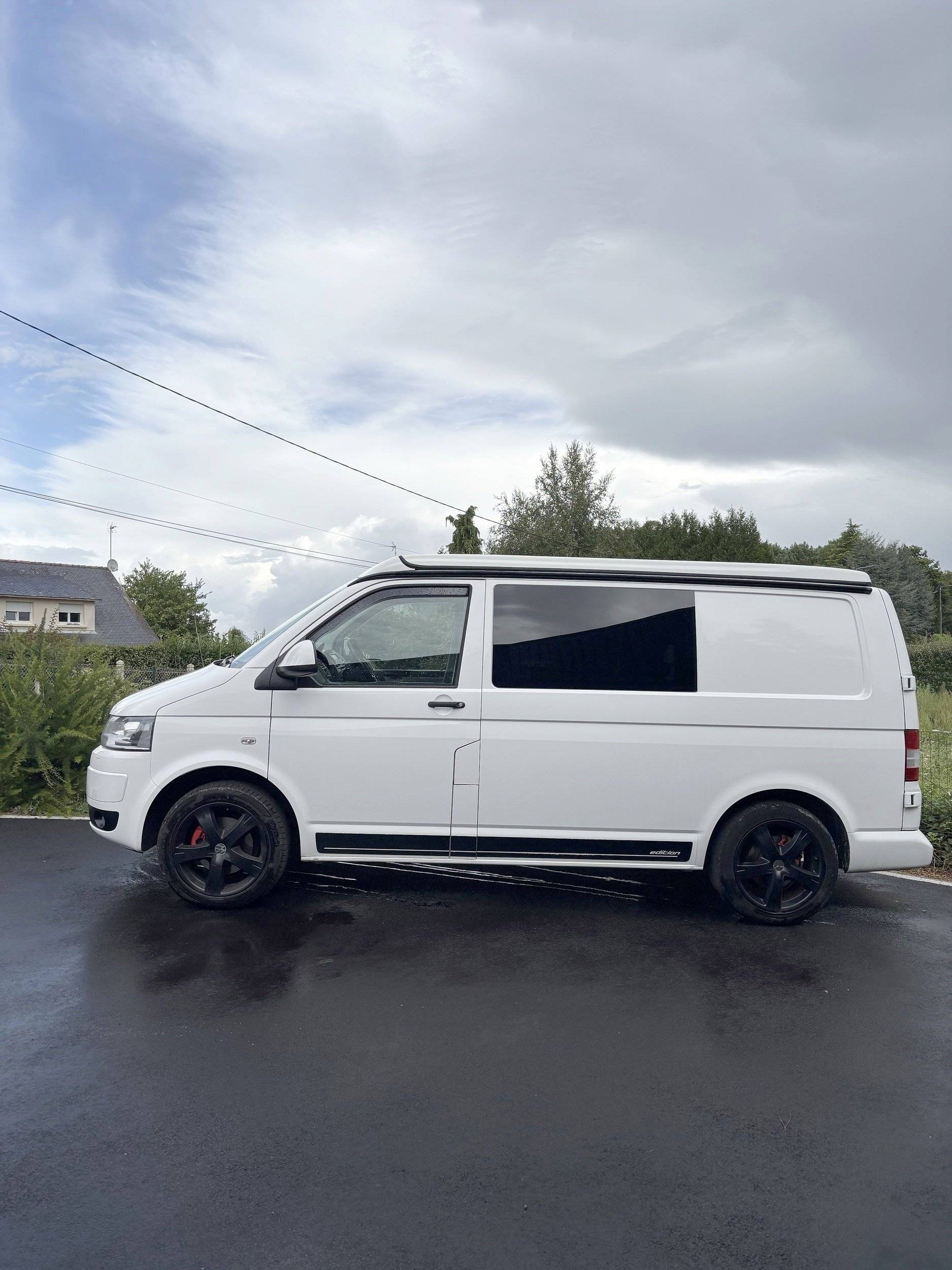 schräge Vorderansicht Volkswagen T5 2 l 140 ch - Yescapa
