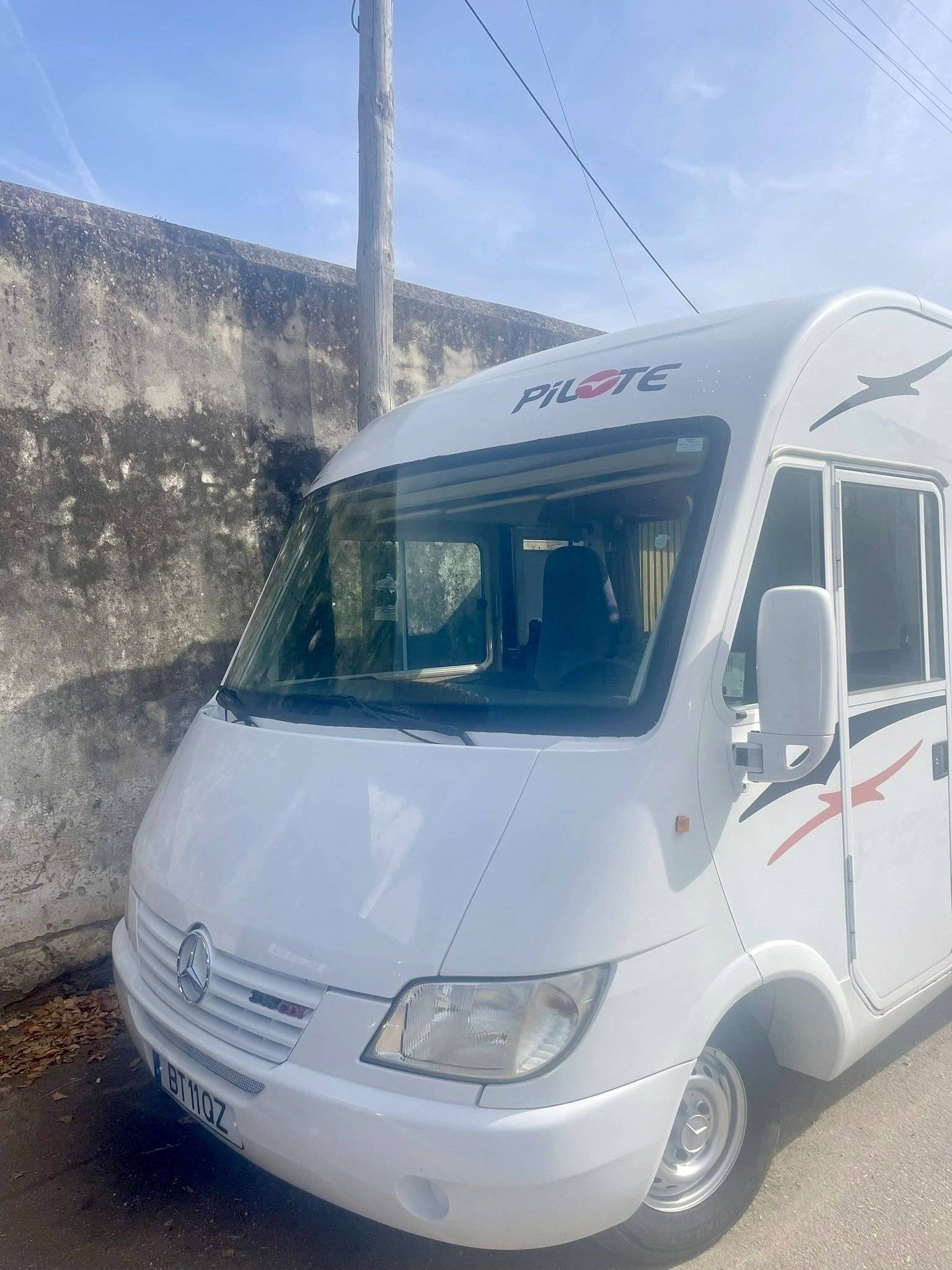 schräge Vorderansicht Mercedes - Yescapa