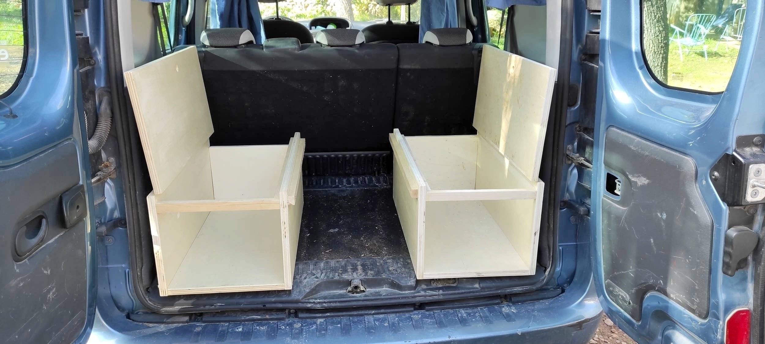 schräge Vorderansicht Renault Kangoo 2 - Yescapa