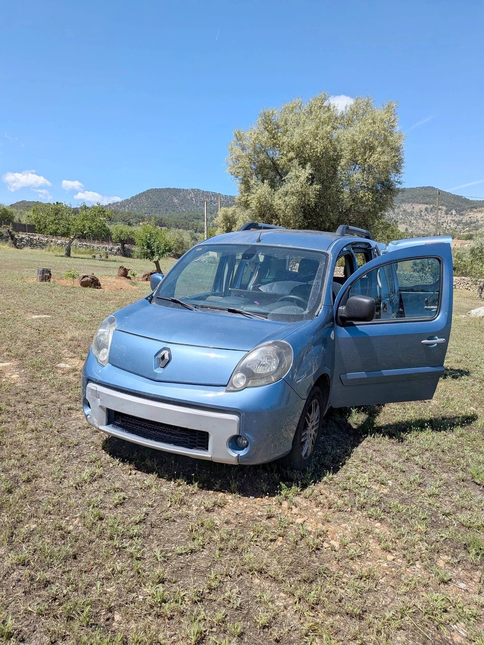 Front view from 3/4 Renault Kangoo 2 - Yescapa
