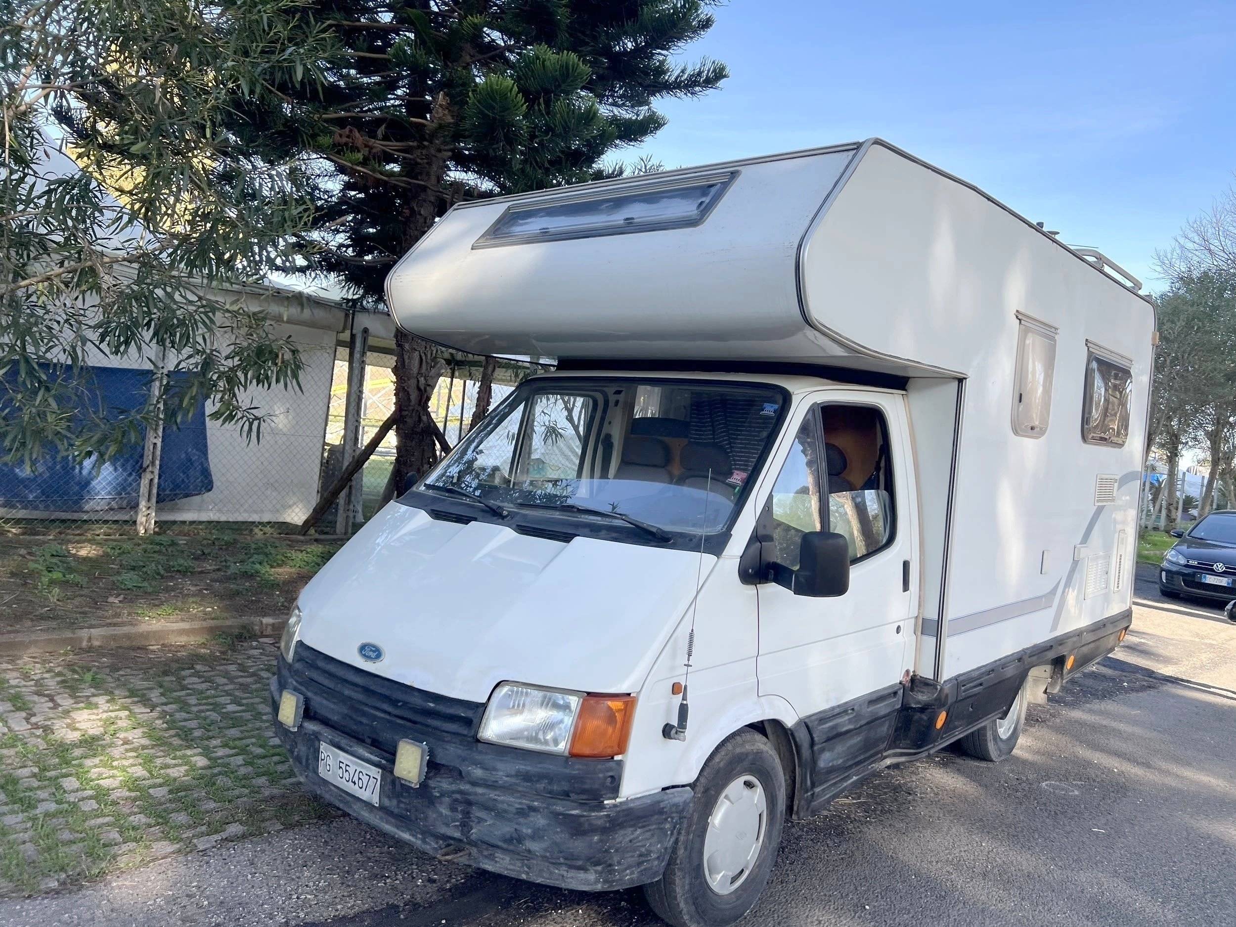 Vista de 3/4 Ford Transit 2,5 - Yescapa