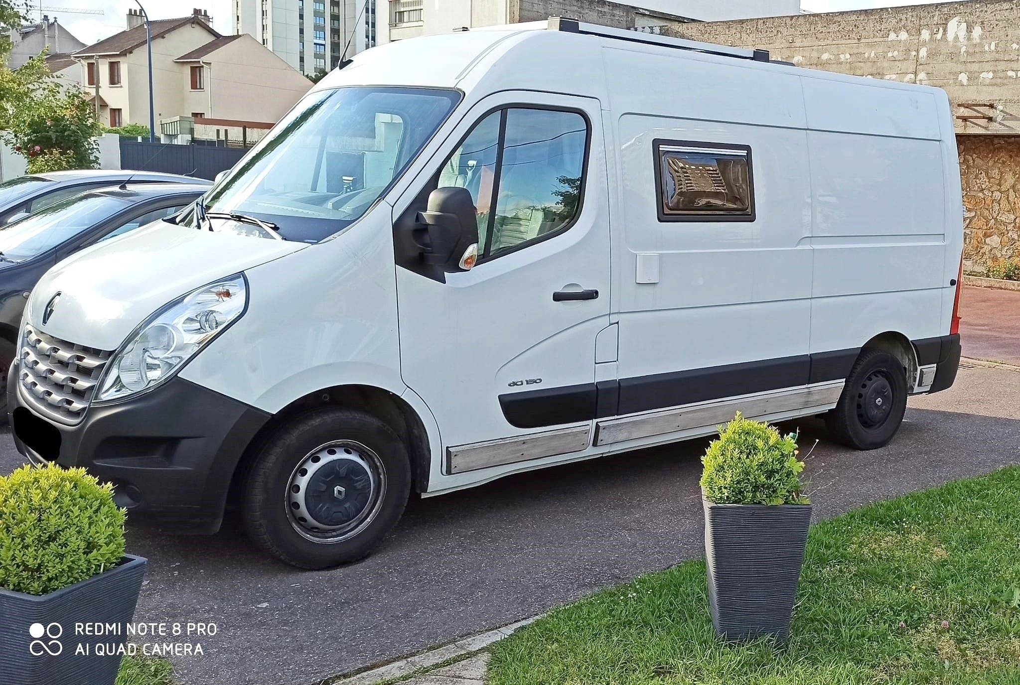 Vue avant de 3/4 Renault Master 3,0 l. dCi 140 ch. - Yescapa