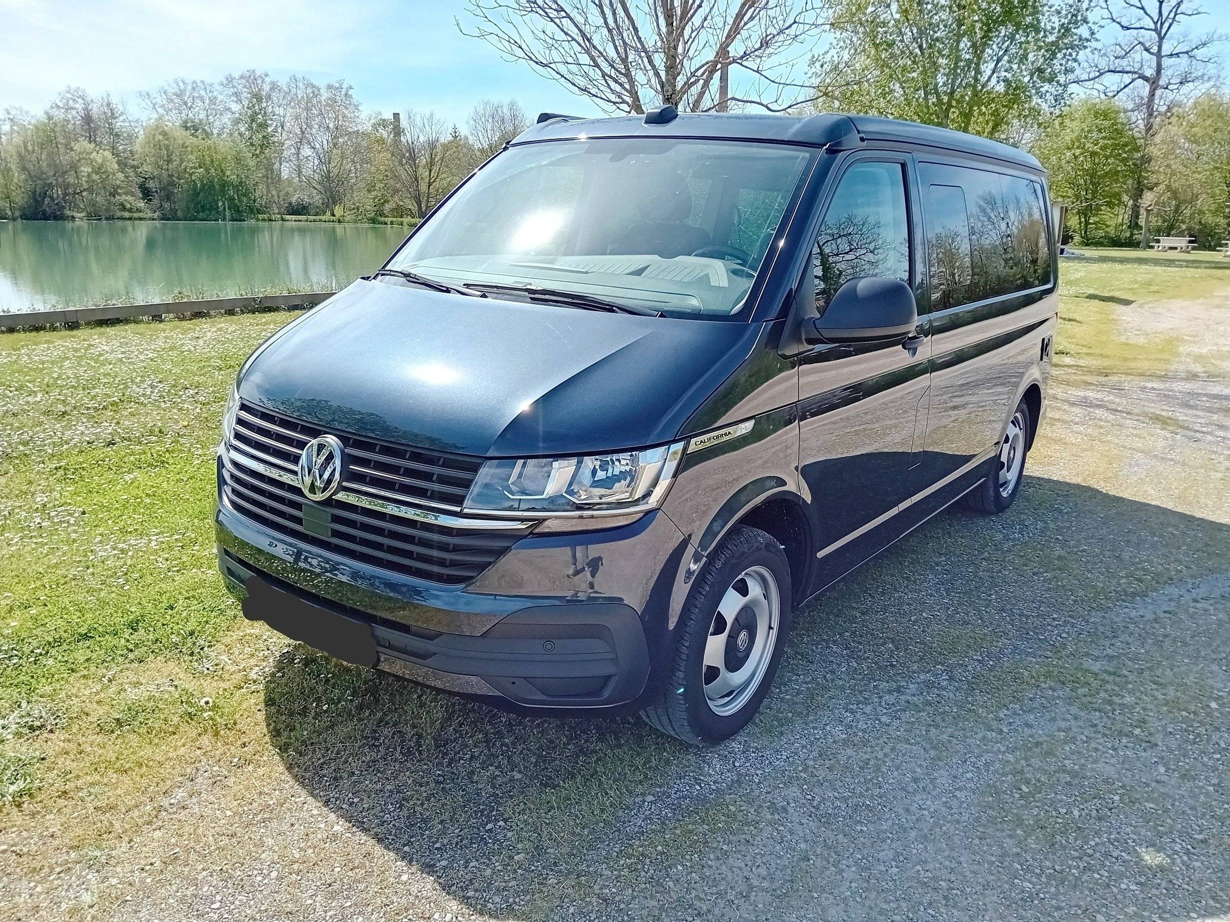 Vista de 3/4 Volkswagen Volkswagen T6.1 California COAST - Yescapa