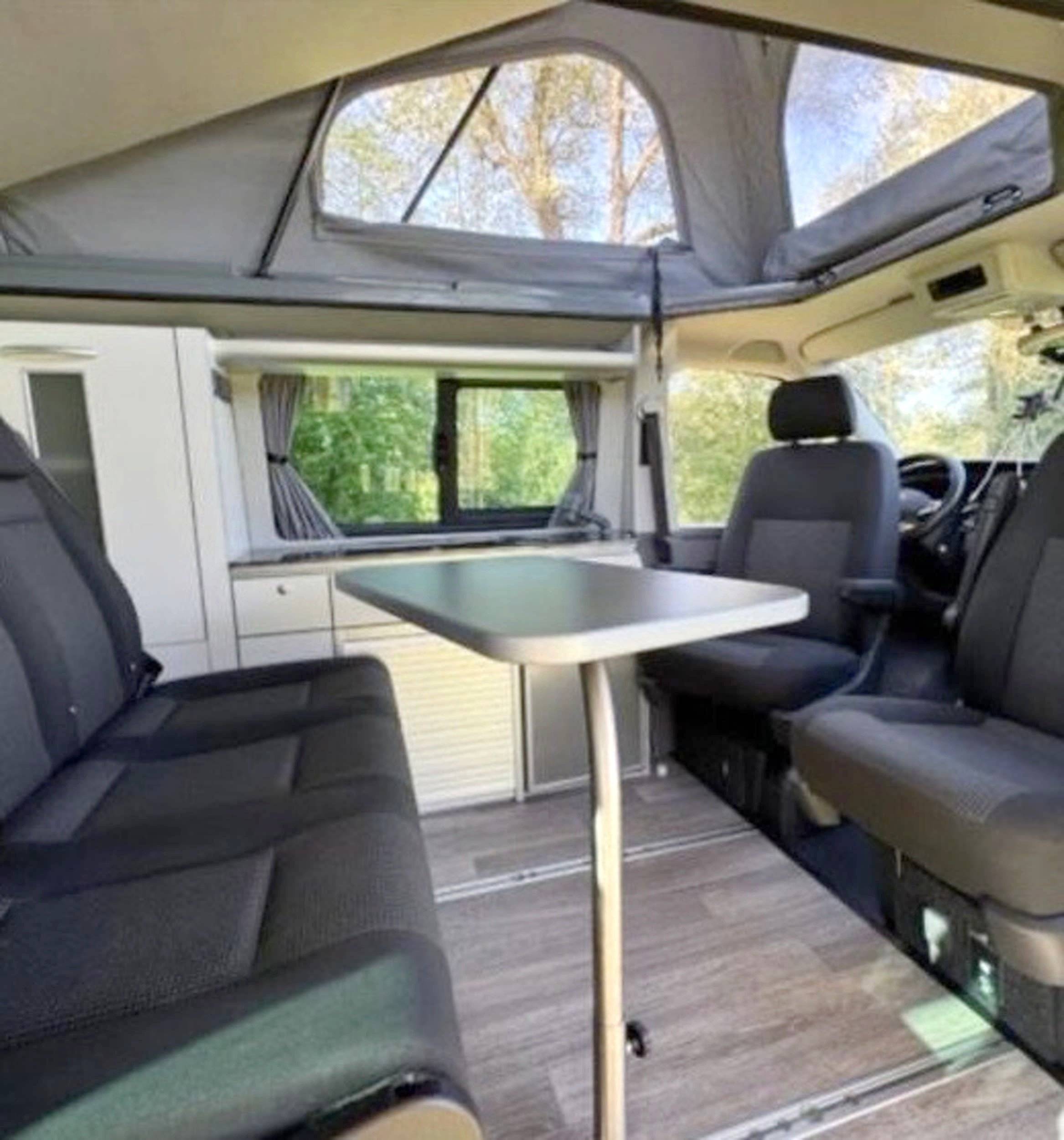 Dining Area Volkswagen Transporteur T6 L1H1 2 l 150 ch - Yescapa