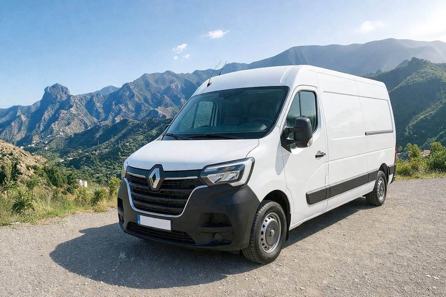 Front view from 3/4 Renault Master 3,0 l. dCi 140 ch. - Yescapa