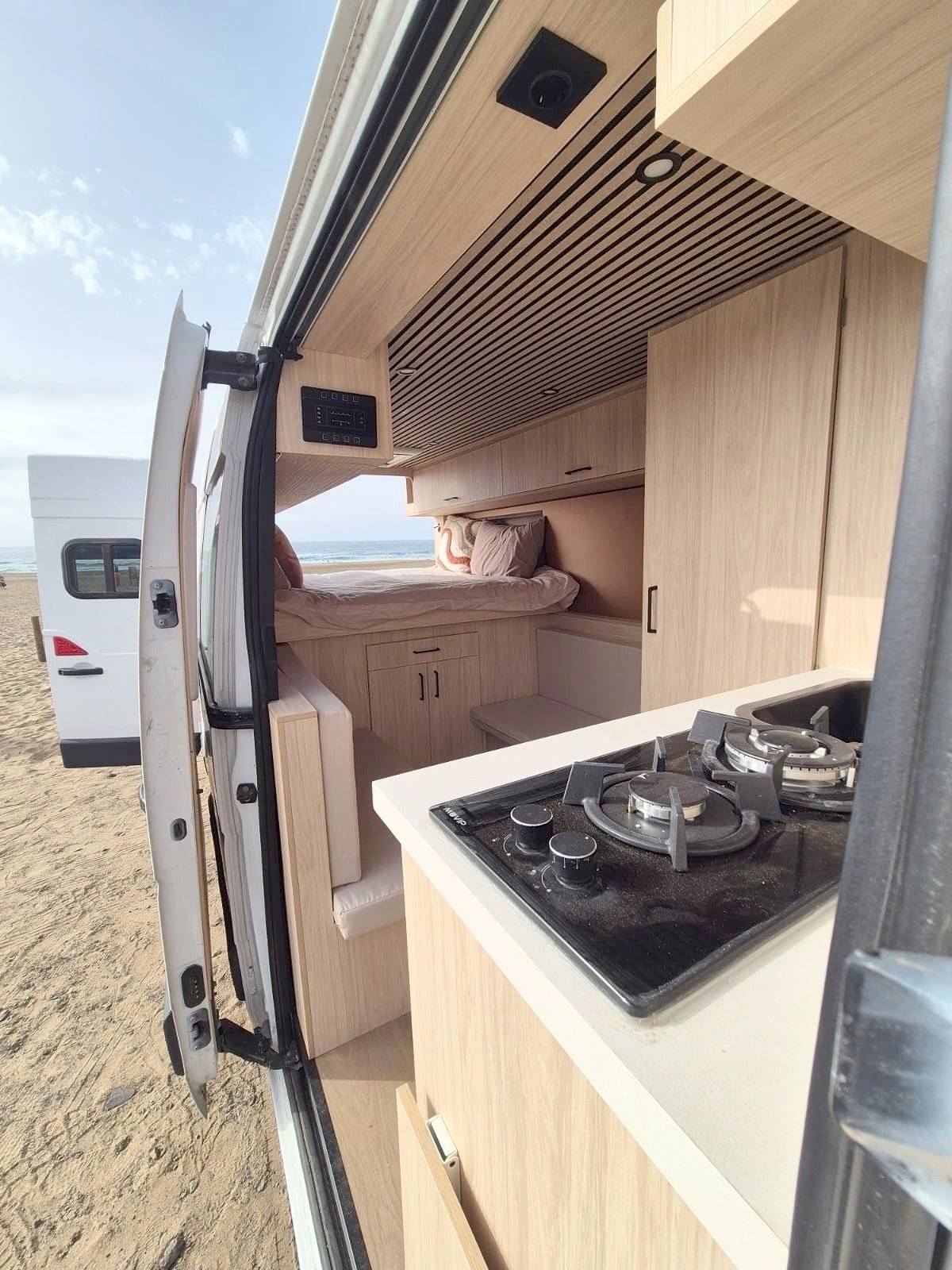 Front view from 3/4 Renault Master 3,0 l. dCi 140 ch. - Yescapa