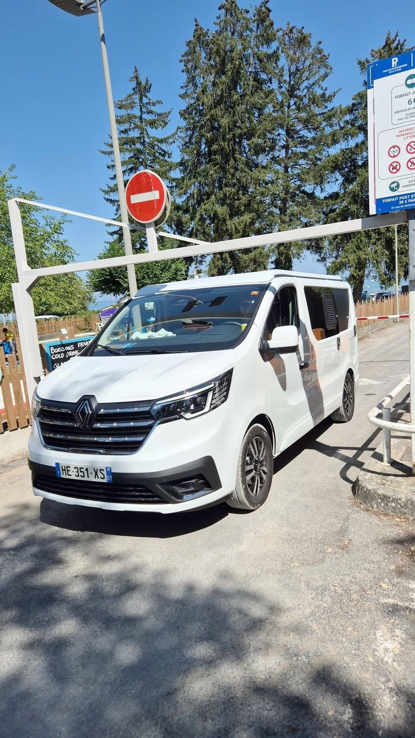 Vue avant de 3/4 Renault RENAULT TRAFIC III EDC DCI 150 L1H1 2.8T - Yescapa