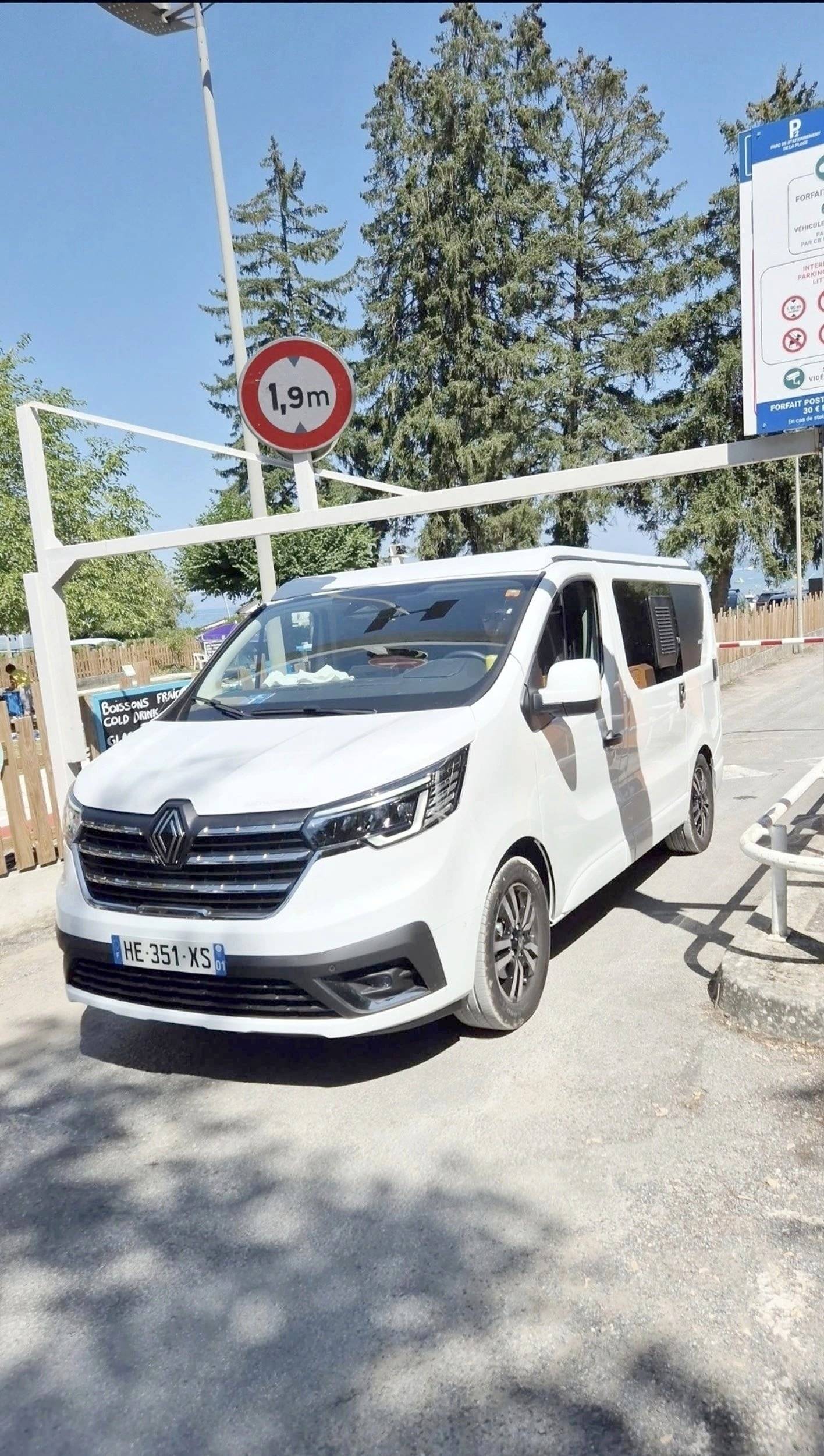 Vista frontale a ¾ Renault RENAULT TRAFIC III EDC DCI 150 L1H1 2.8T - Yescapa