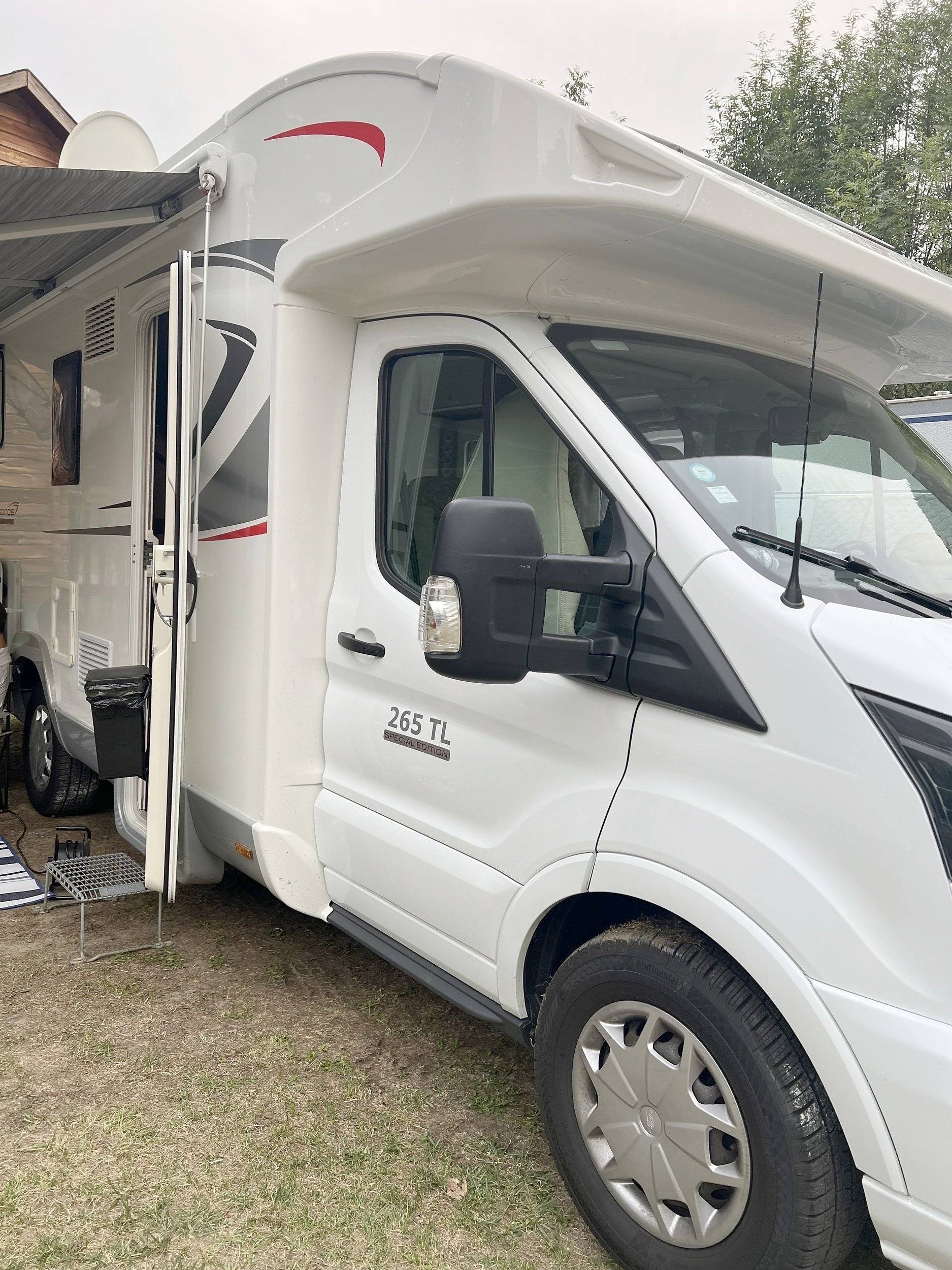 Front view from 3/4 Ford Transit 2,0 l 115 ch - Yescapa
