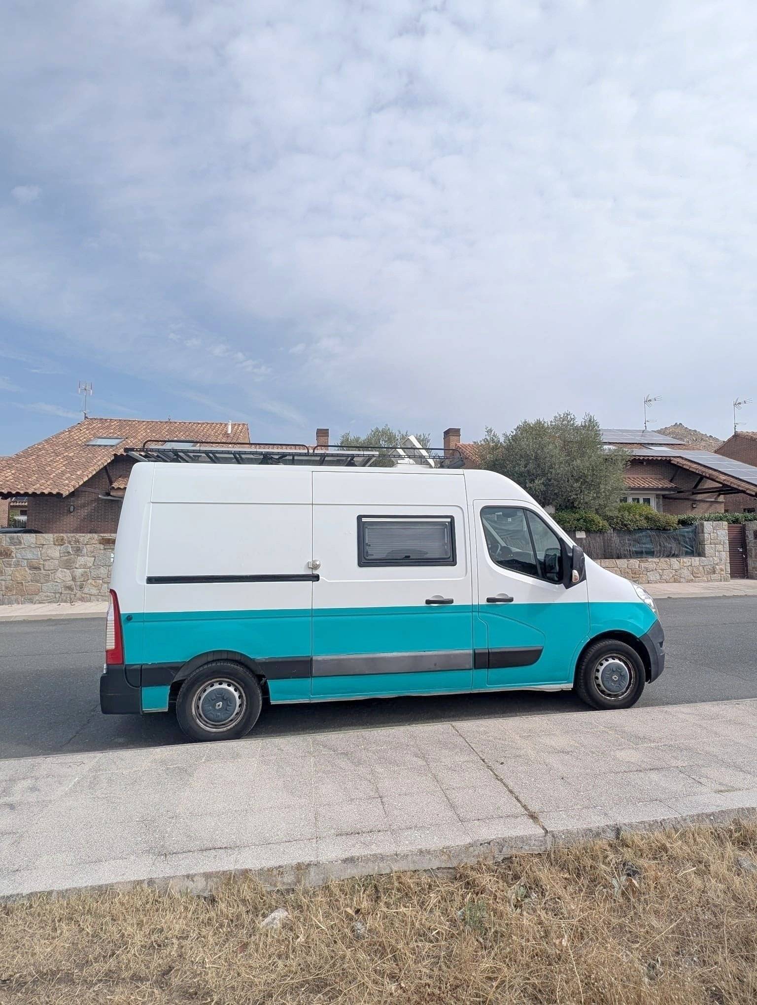 schräge Vorderansicht Renault - Yescapa