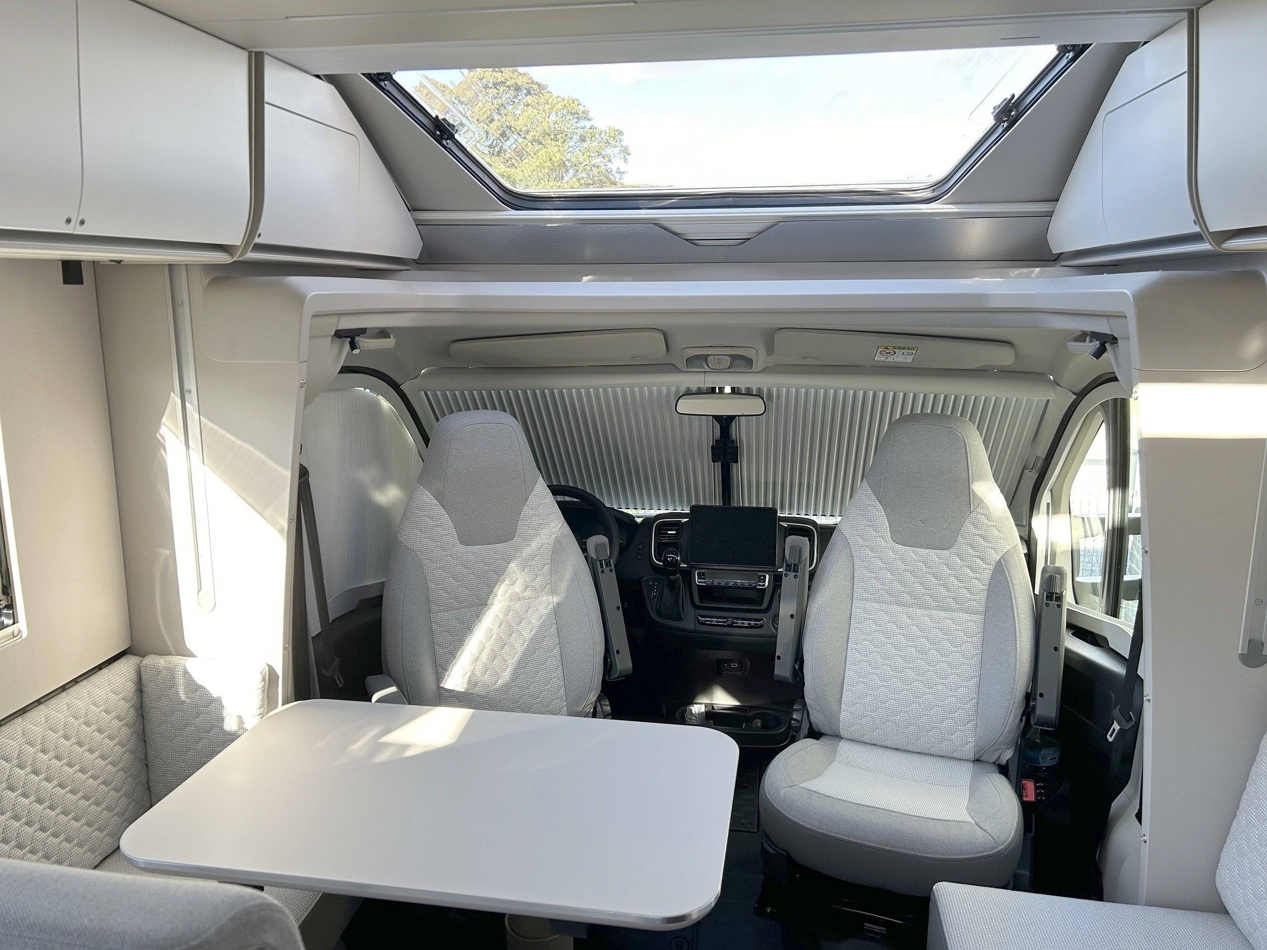 Dining Area Fiat Ducato 2,2 140cv - Yescapa