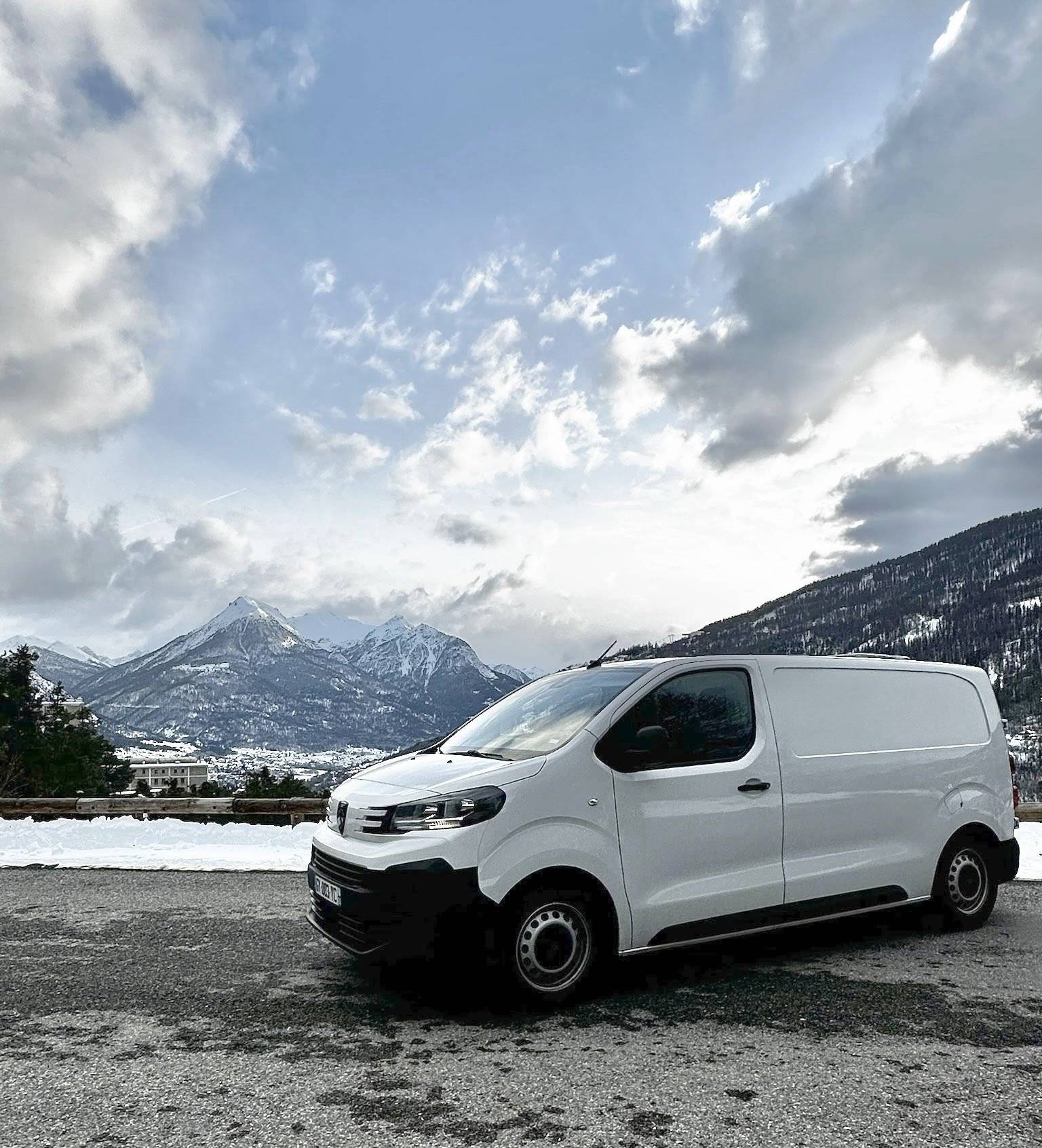 schräge Vorderansicht Peugeot Expert - Yescapa