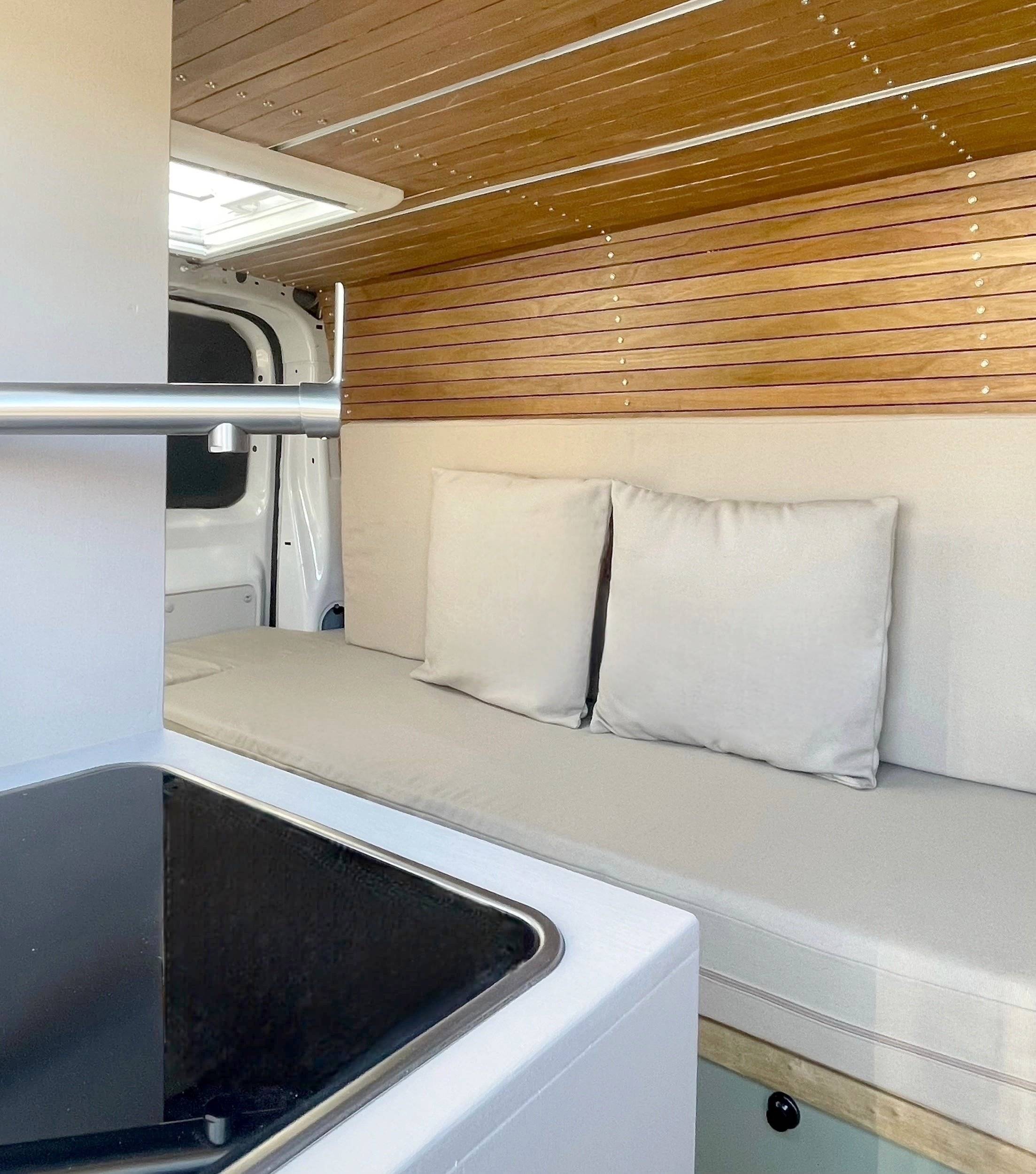 Front view from 3/4 Peugeot Expert - Yescapa