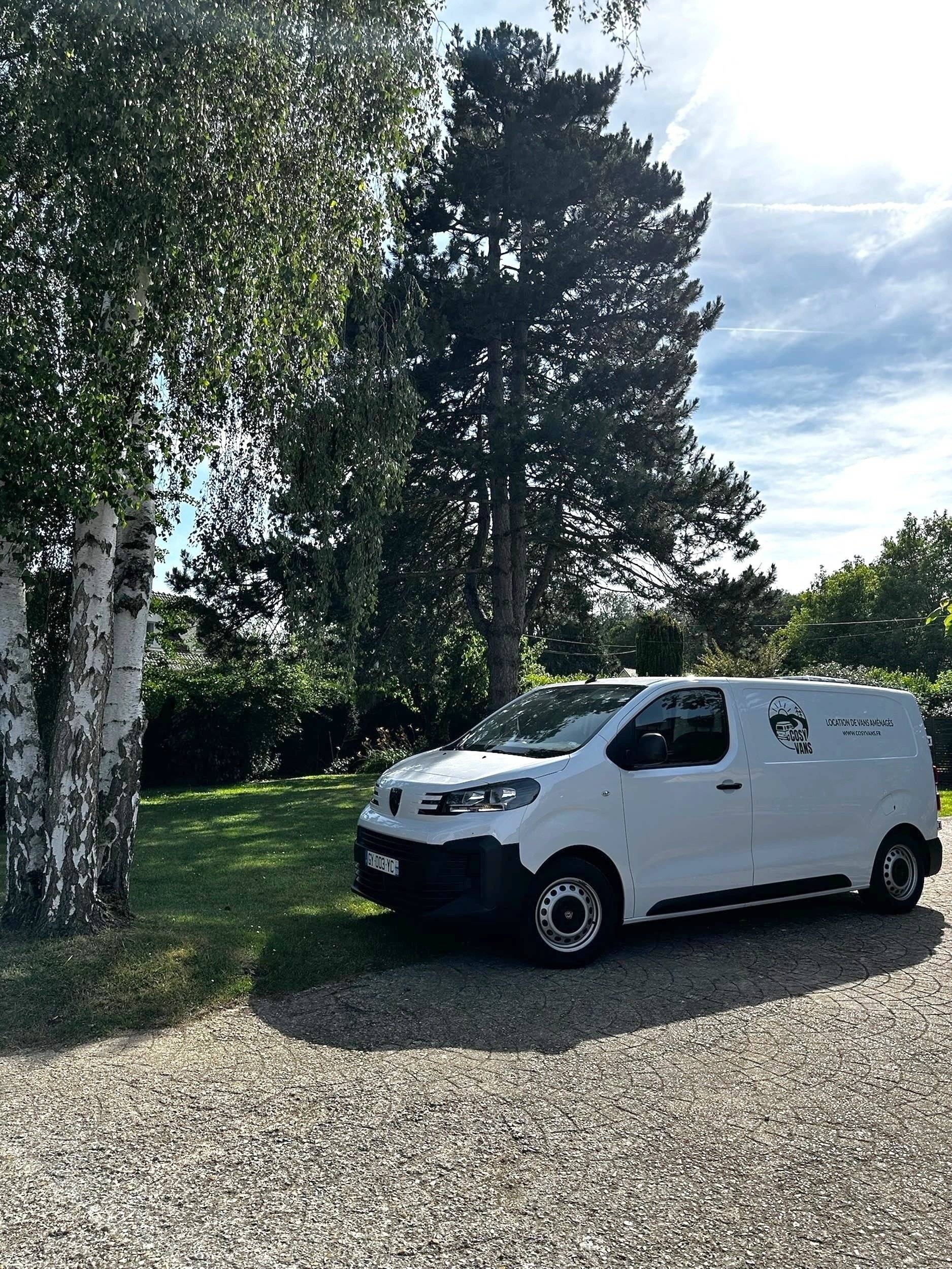 Vue avant de 3/4 Peugeot Expert - Yescapa