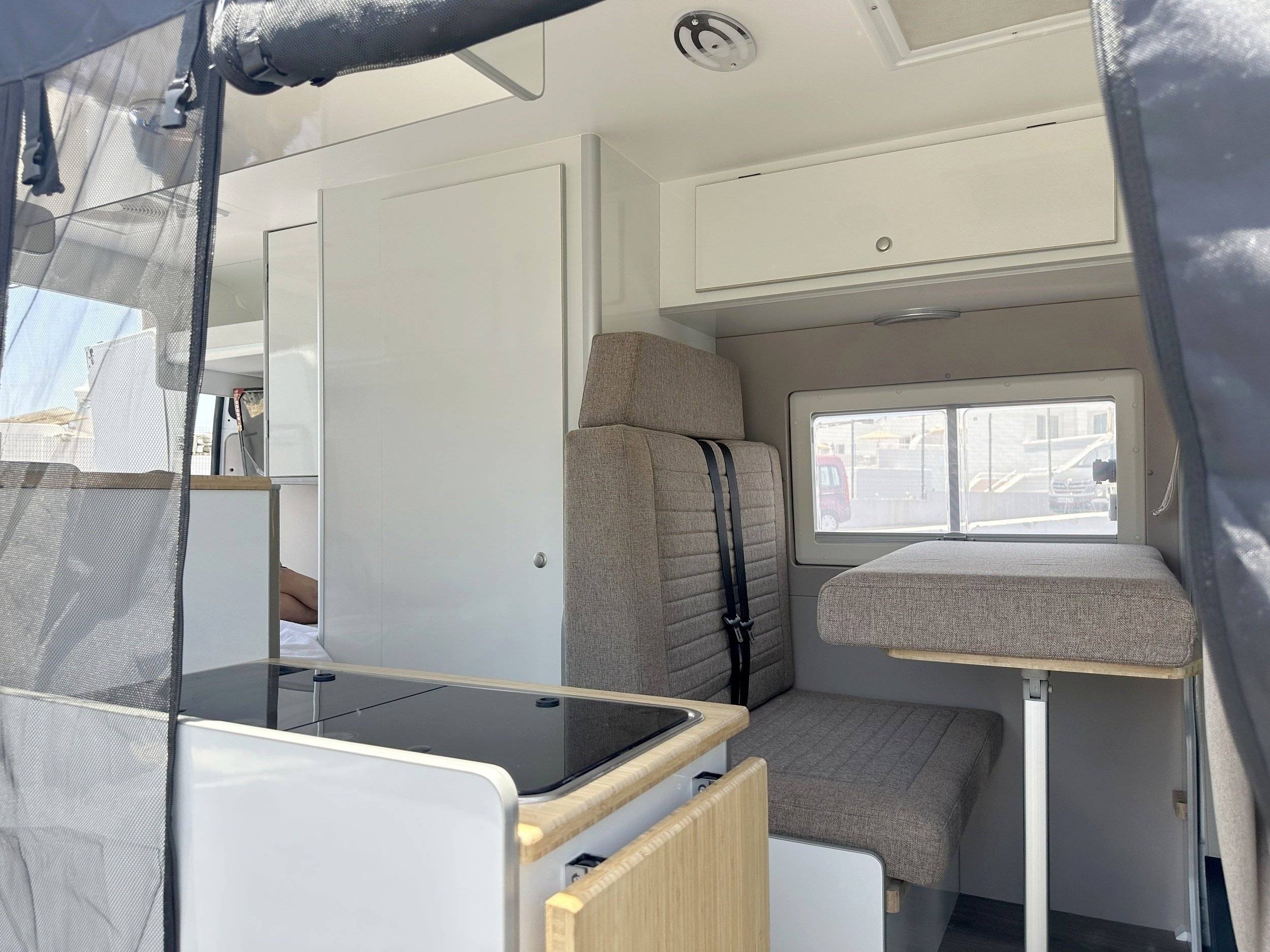 Área de jantar Peugeot Boxer 2.2 BlueHDi 140 CV - Yescapa
