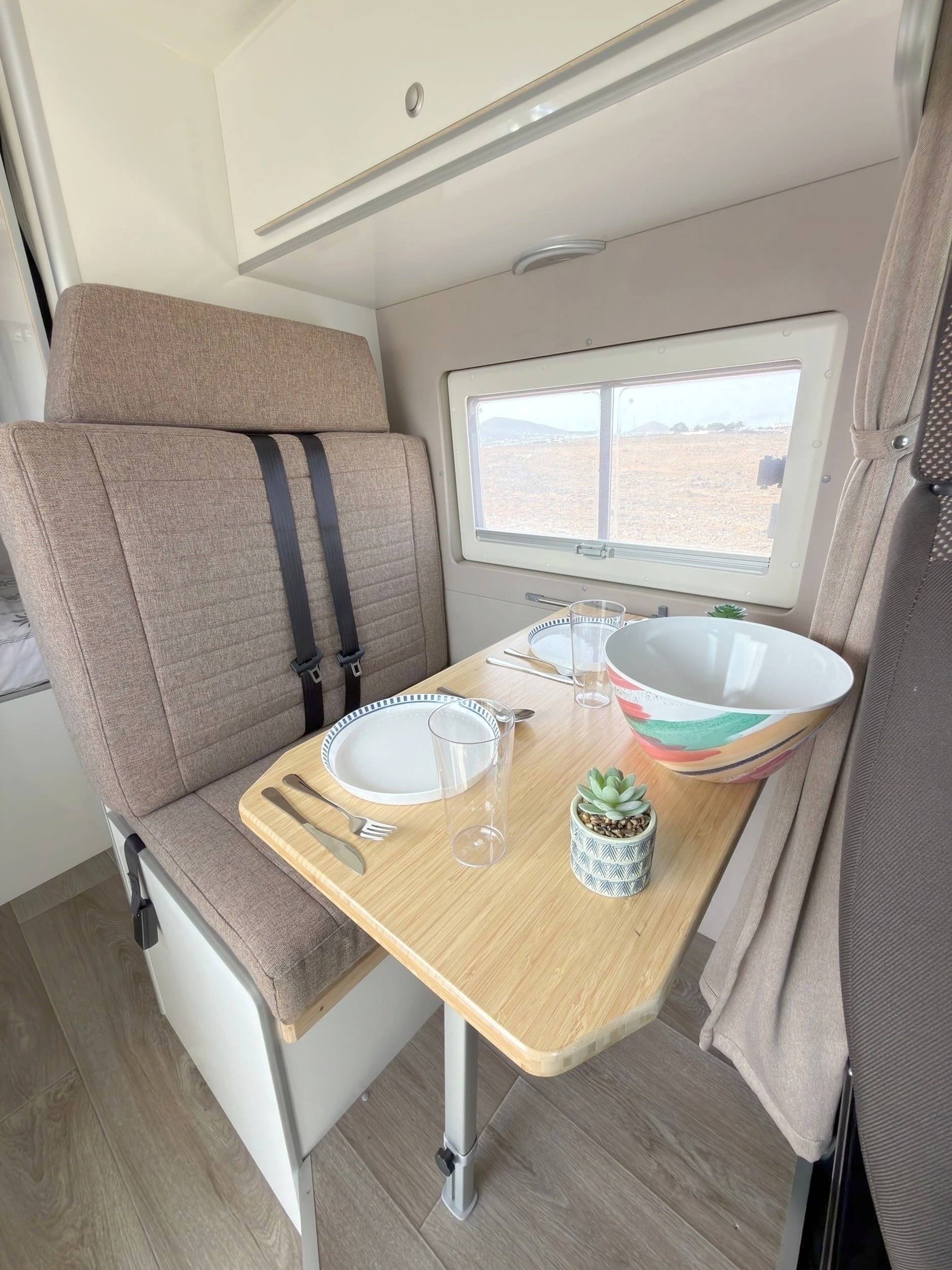 Coin repas Peugeot Boxer 2.2 BlueHDi 140 CV - Yescapa