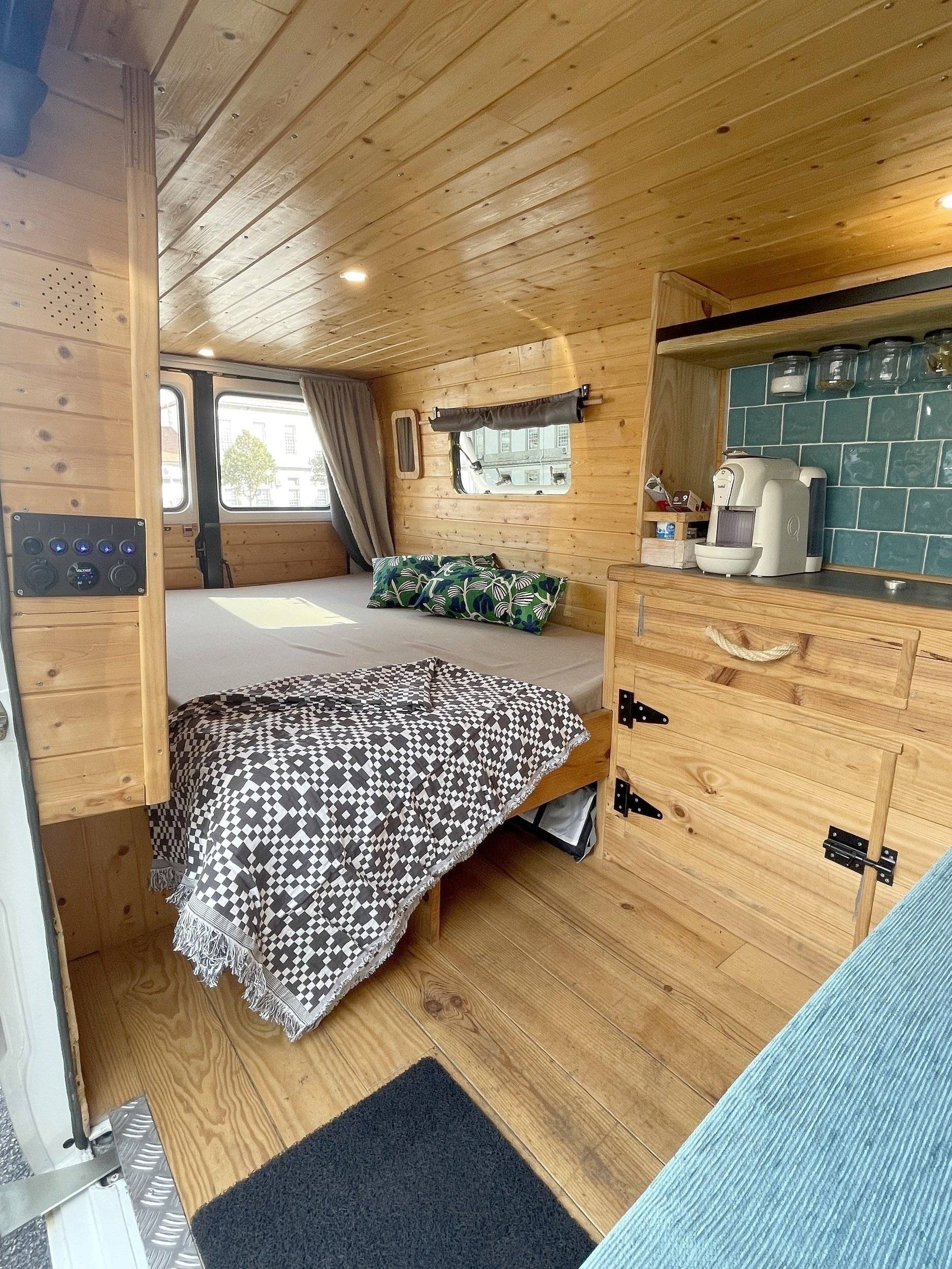 Vista frontale a ¾ Mercedes - Yescapa