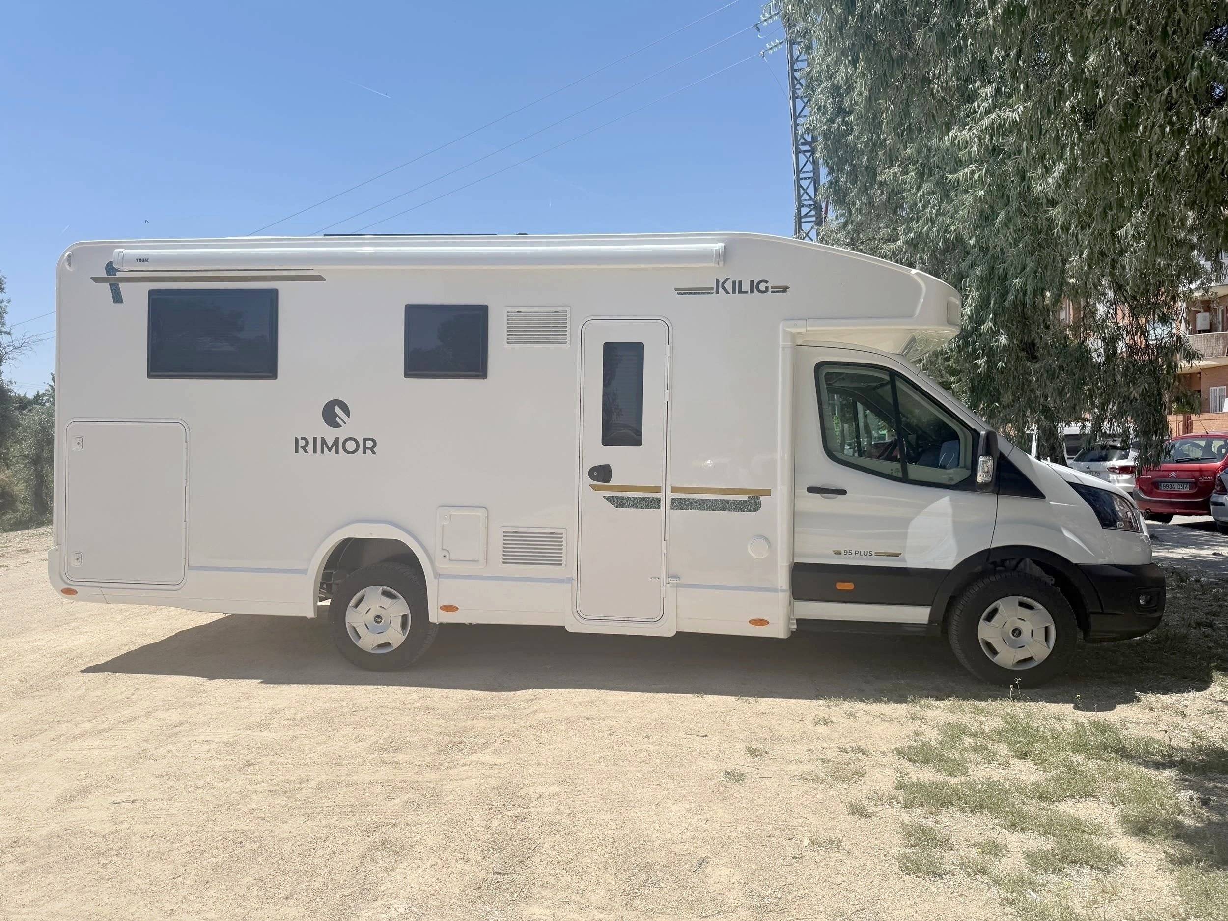Vista del vehículo ángulo delantero Ford Transit 2,0 l 170 ch - Yescapa