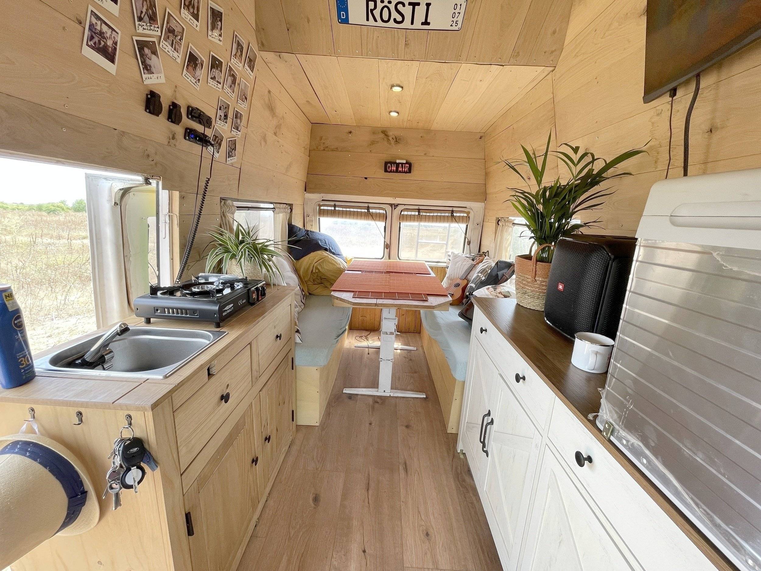 Dining Area Volkswagen LT28 - Yescapa