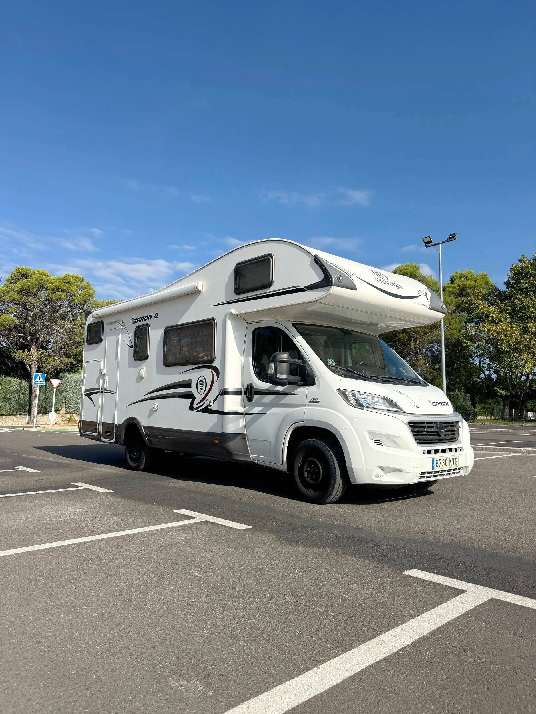 Vista frontale a ¾ Fiat Ducato 2,3 l Multijet 130 ch. - Yescapa