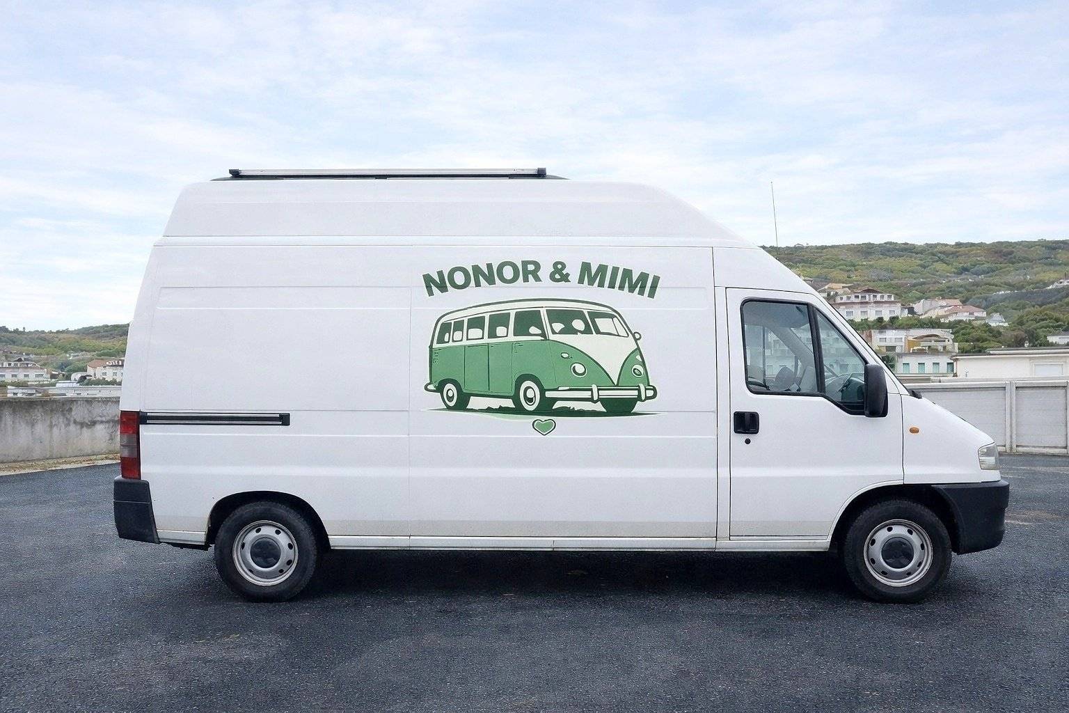 Vista frontale a ¾ Peugeot Boxer 2,2 l 120 ch. - Yescapa