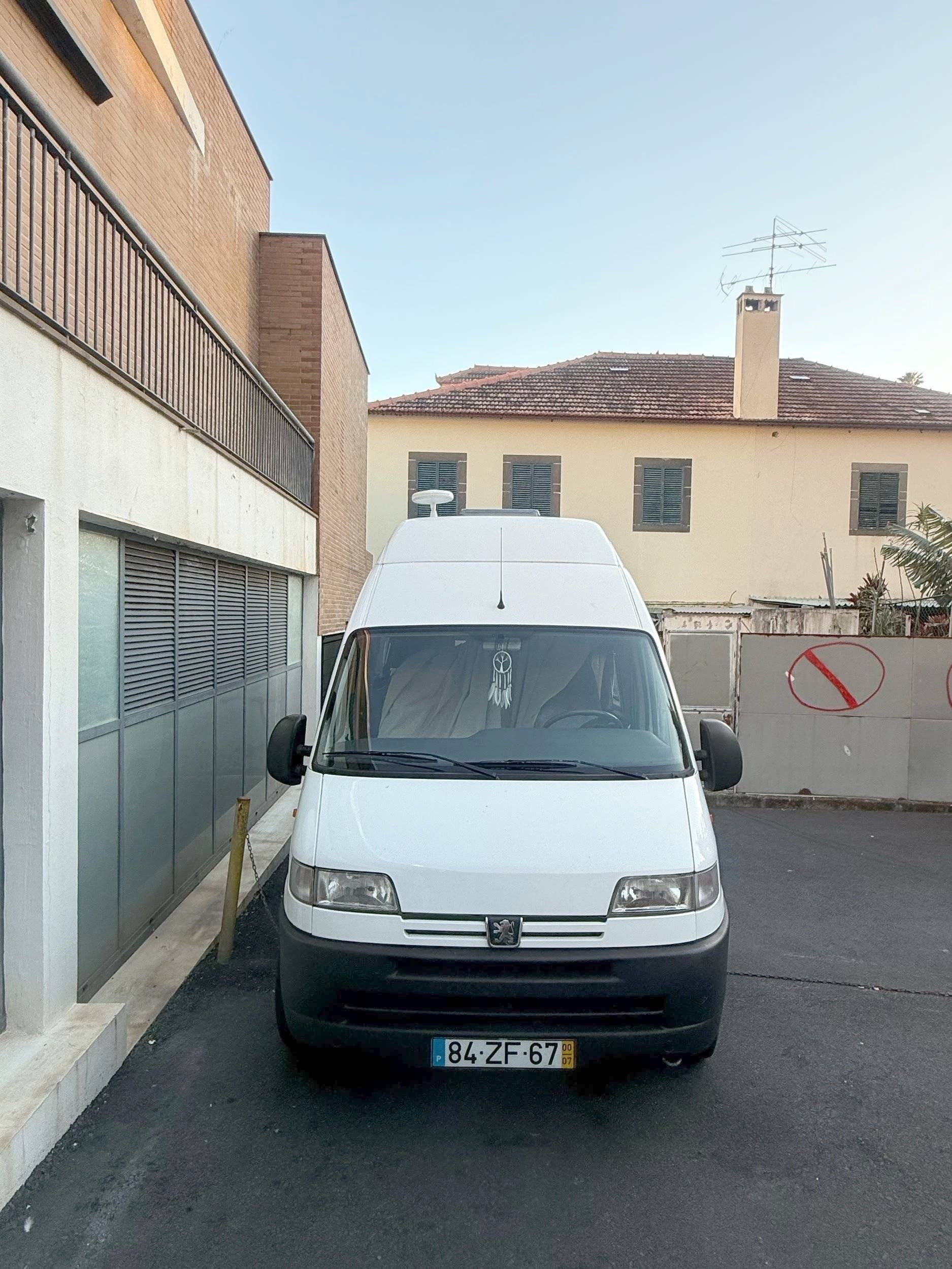 schräge Vorderansicht Peugeot Boxer 2,2 l 120 ch. - Yescapa