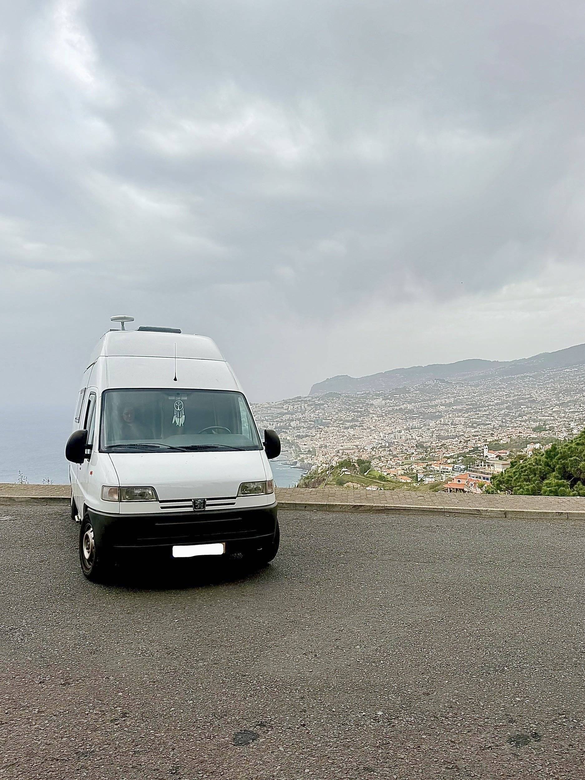 Front view from 3/4 Peugeot Boxer 2,2 l 120 ch. - Yescapa