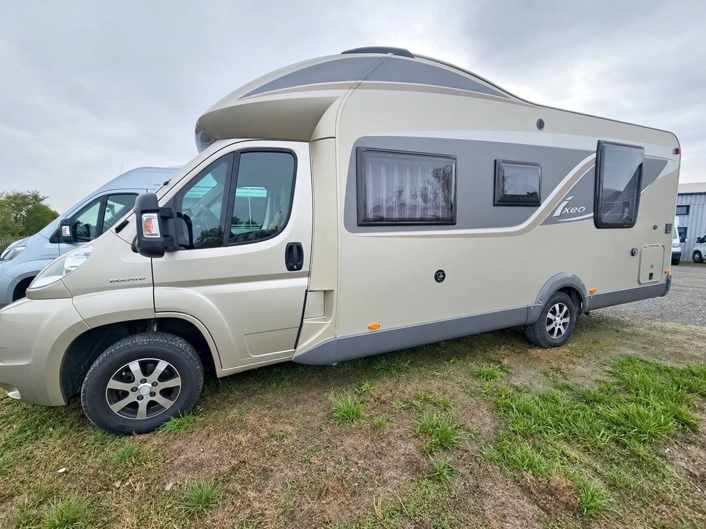 schräge Vorderansicht Fiat 2,3 l 130 ch. - Yescapa