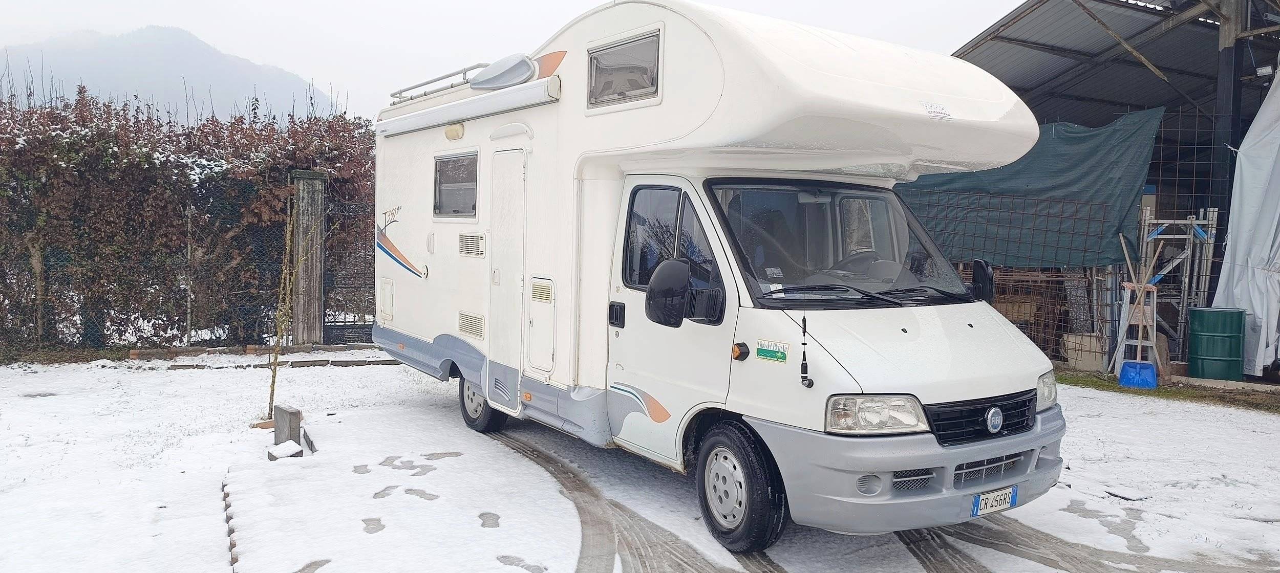 Front view from 3/4 Fiat 2,3 l 130 ch - Yescapa