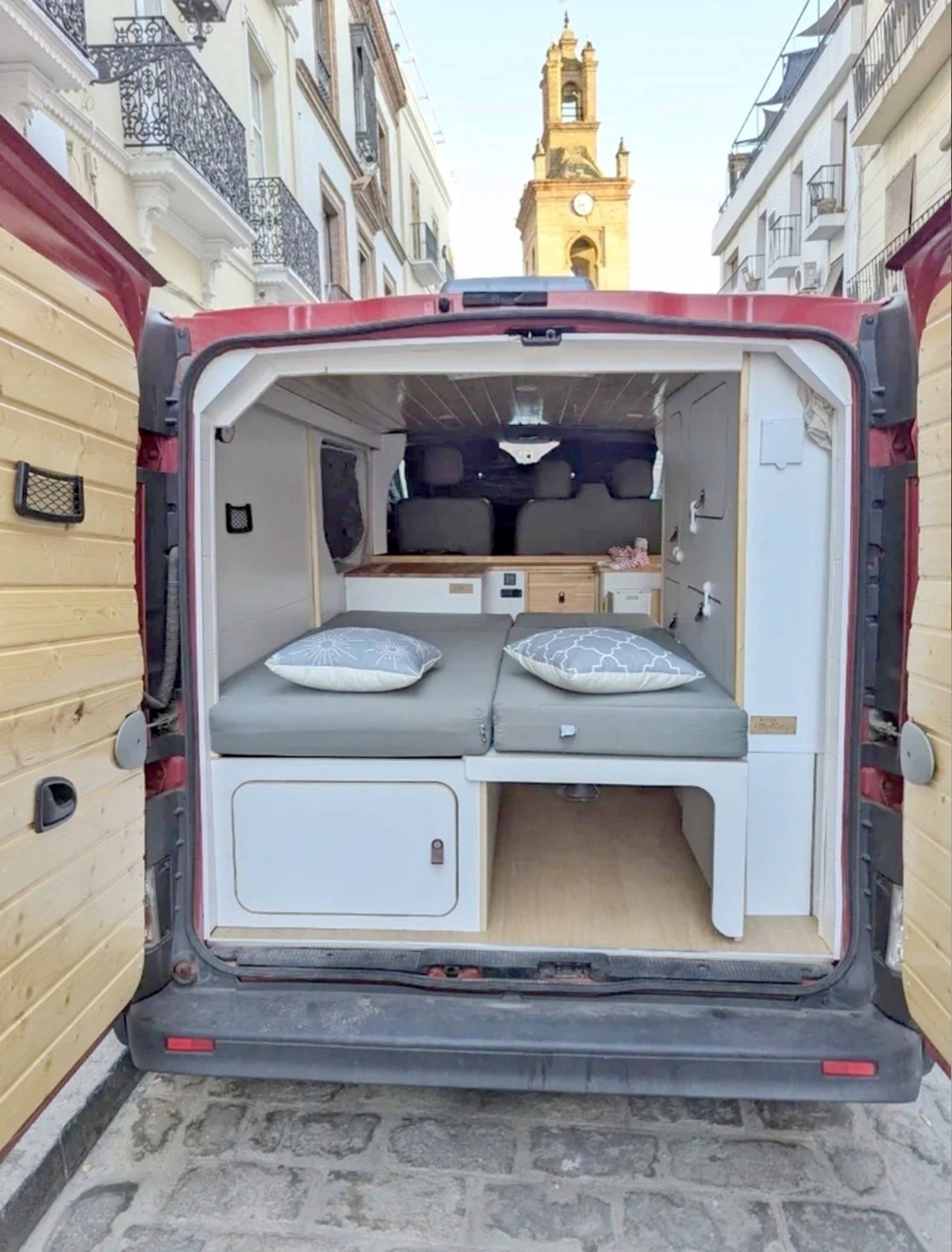 Berth Renault RENAULT TRAFIC III GRAND CONFORT L2H1 2.0 dci 120ch - Yescapa