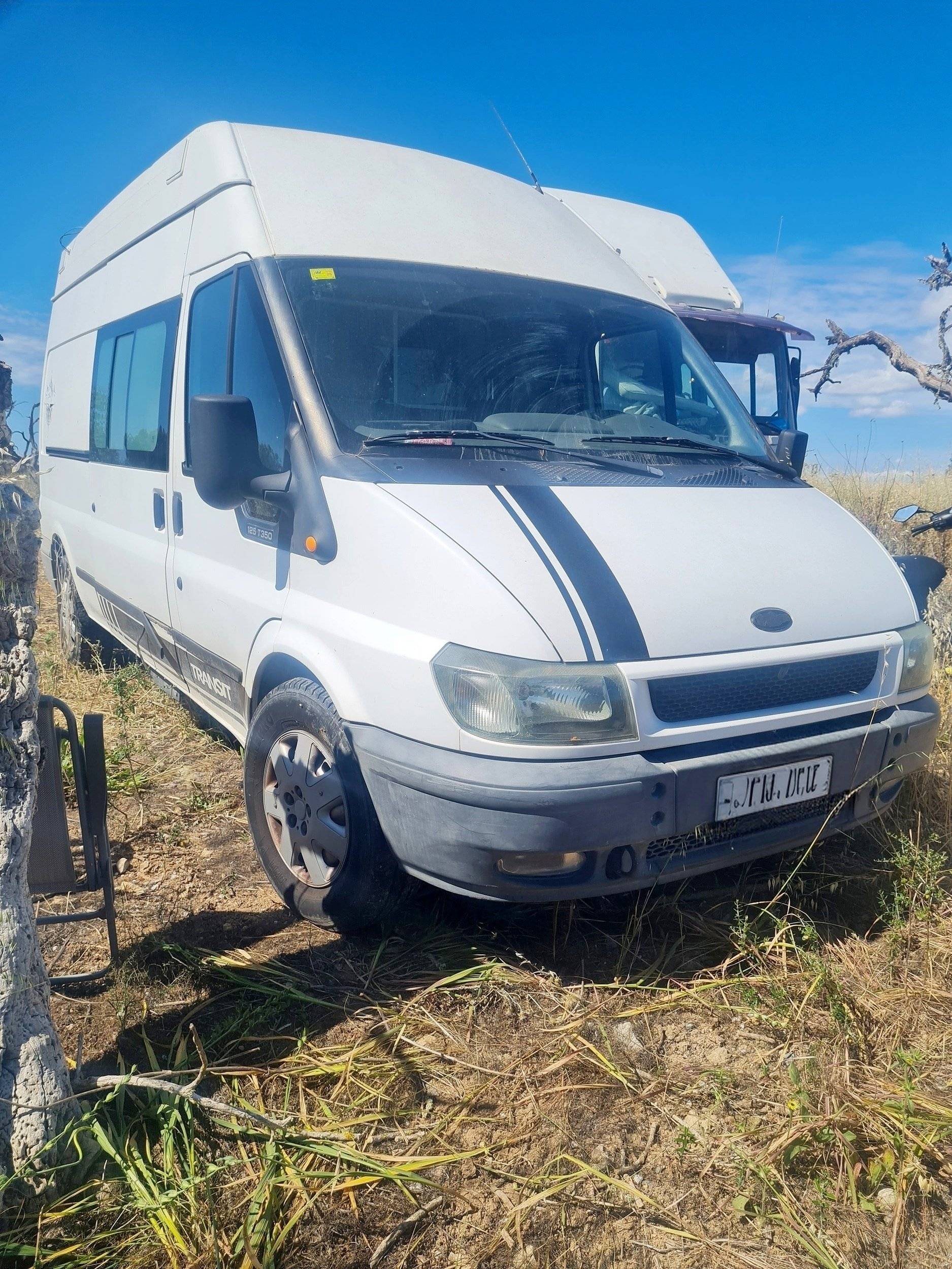 Front view from 3/4 Ford - Yescapa