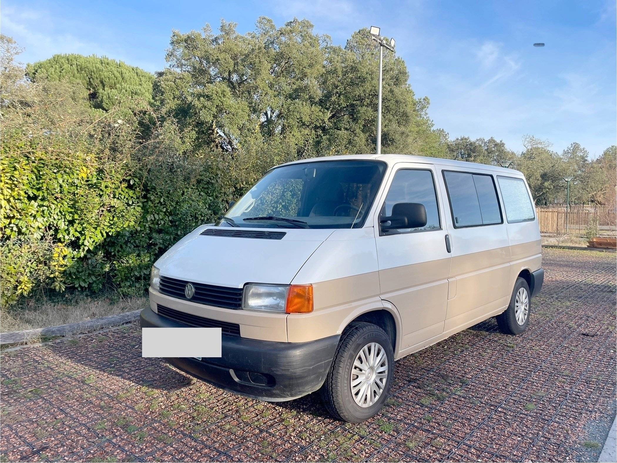 Vista del vehicle angle davanter Volkswagen T4 1,9 TDI - Yescapa