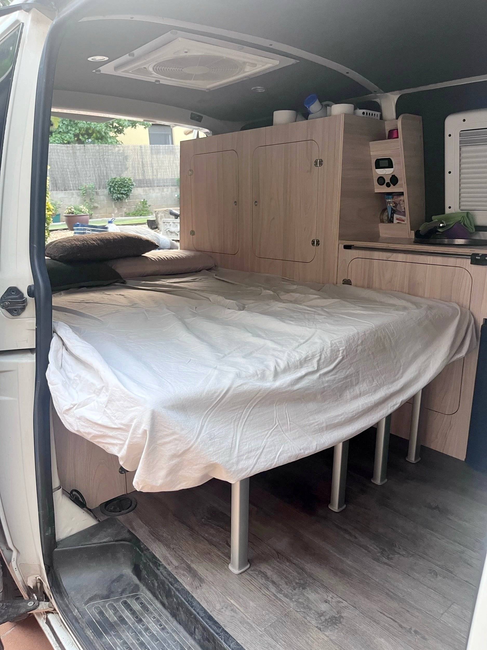 Plazas en cama Volkswagen T5 Transporter 1,9 TDI 114cv - Yescapa
