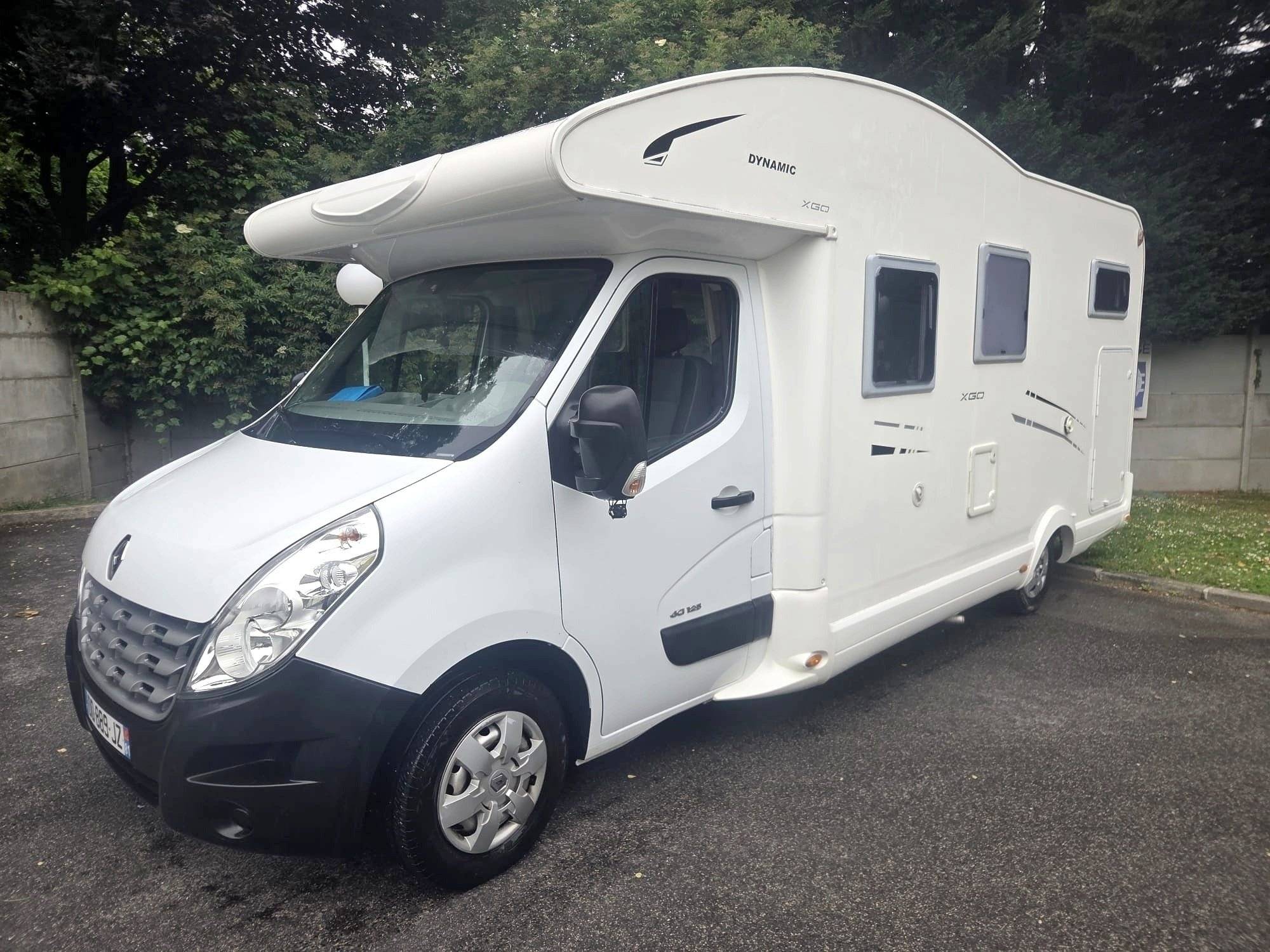 Front view from 3/4 Renault Master 2,3 l 150 ch - Yescapa