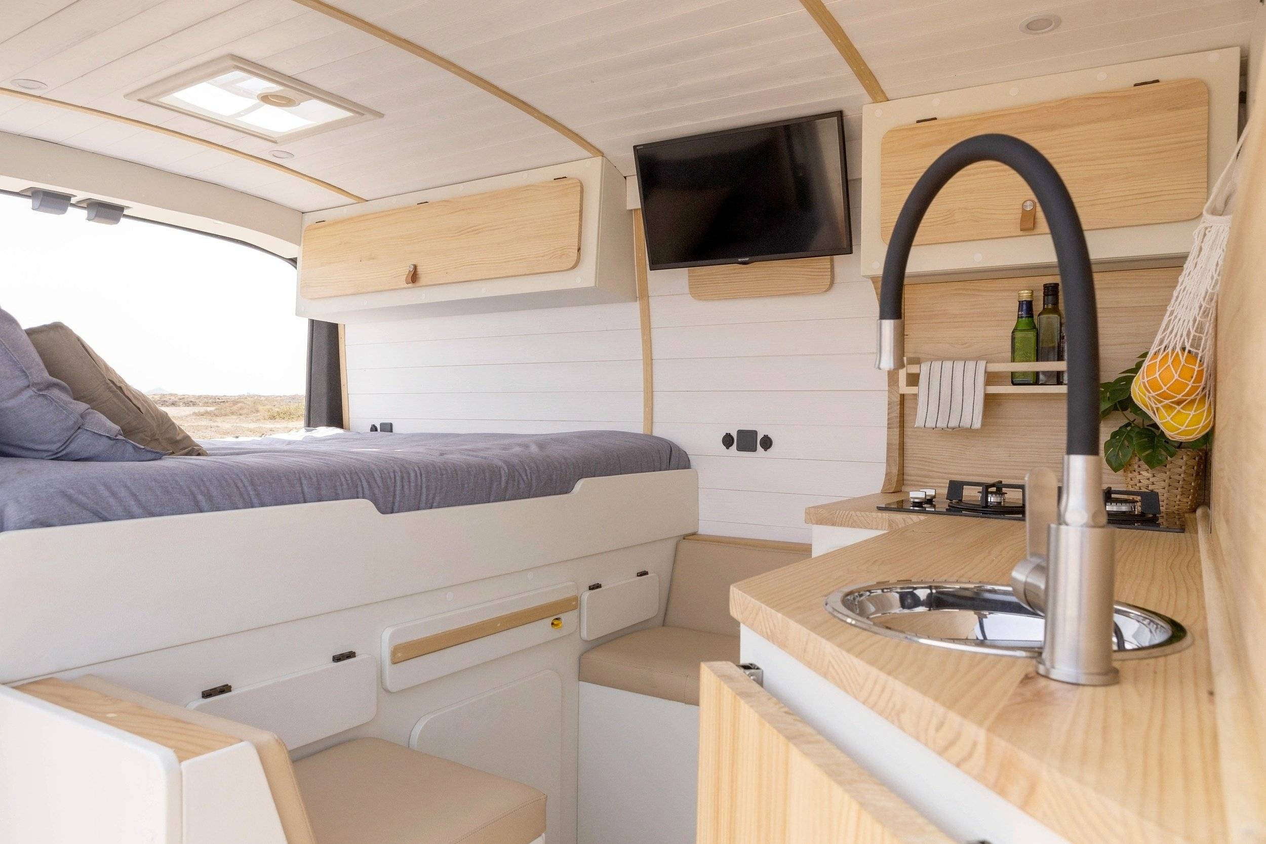 Angolo cucina Ford Transit 2023 - Yescapa