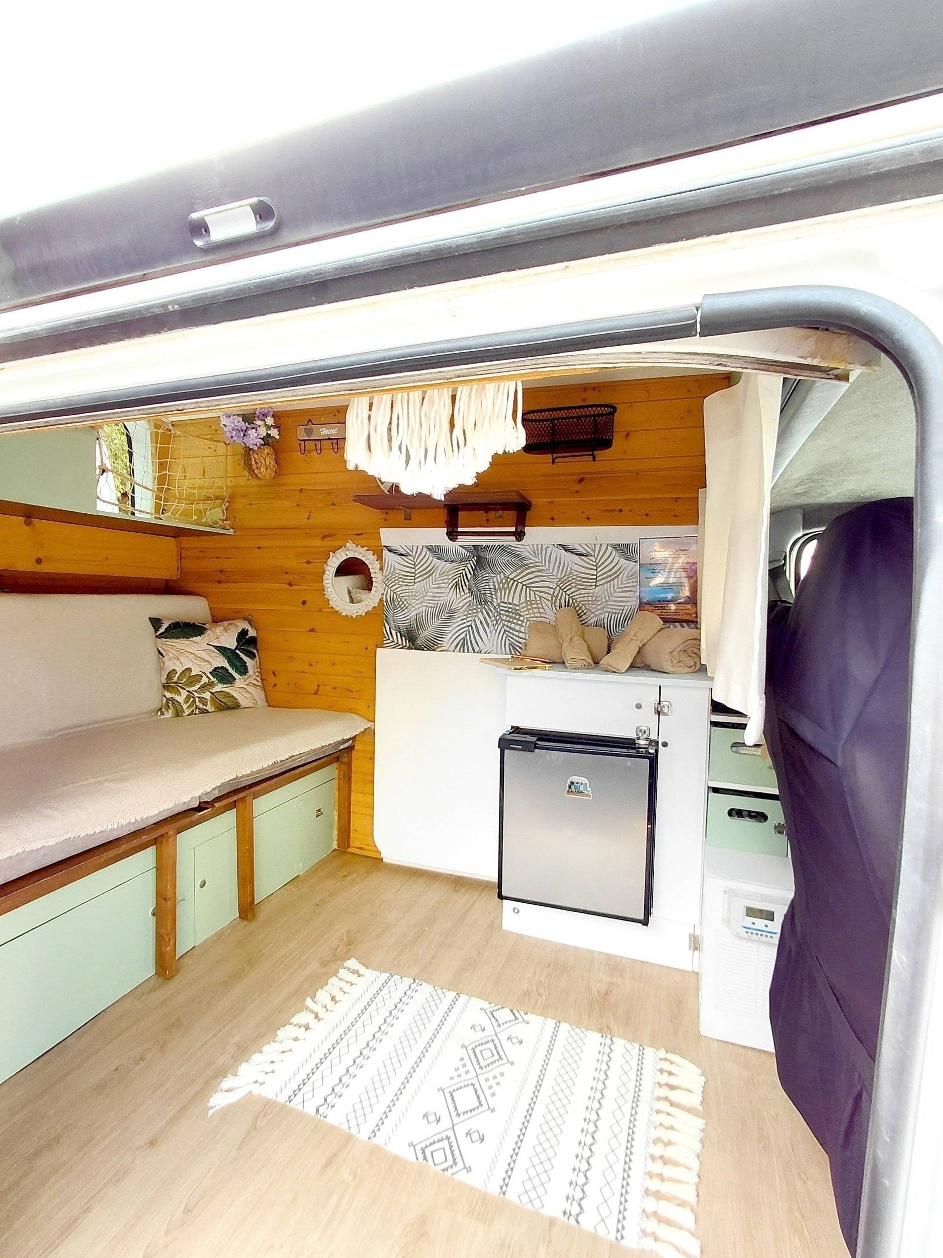 schräge Vorderansicht Opel opel vivaro L1h2 - Yescapa