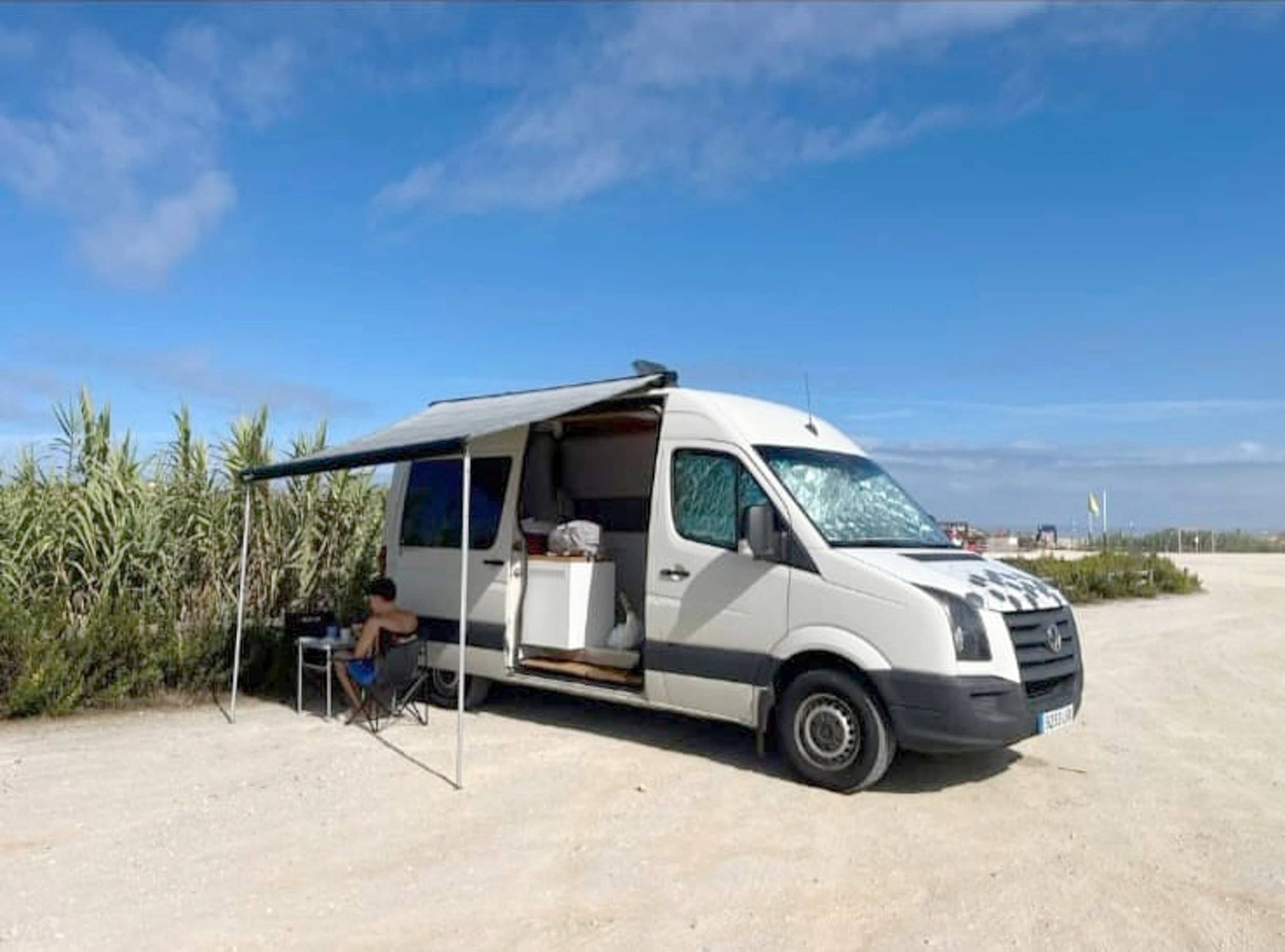 Vista de 3/4 Volkswagen Crafter 2,5 l 109 ch - Yescapa