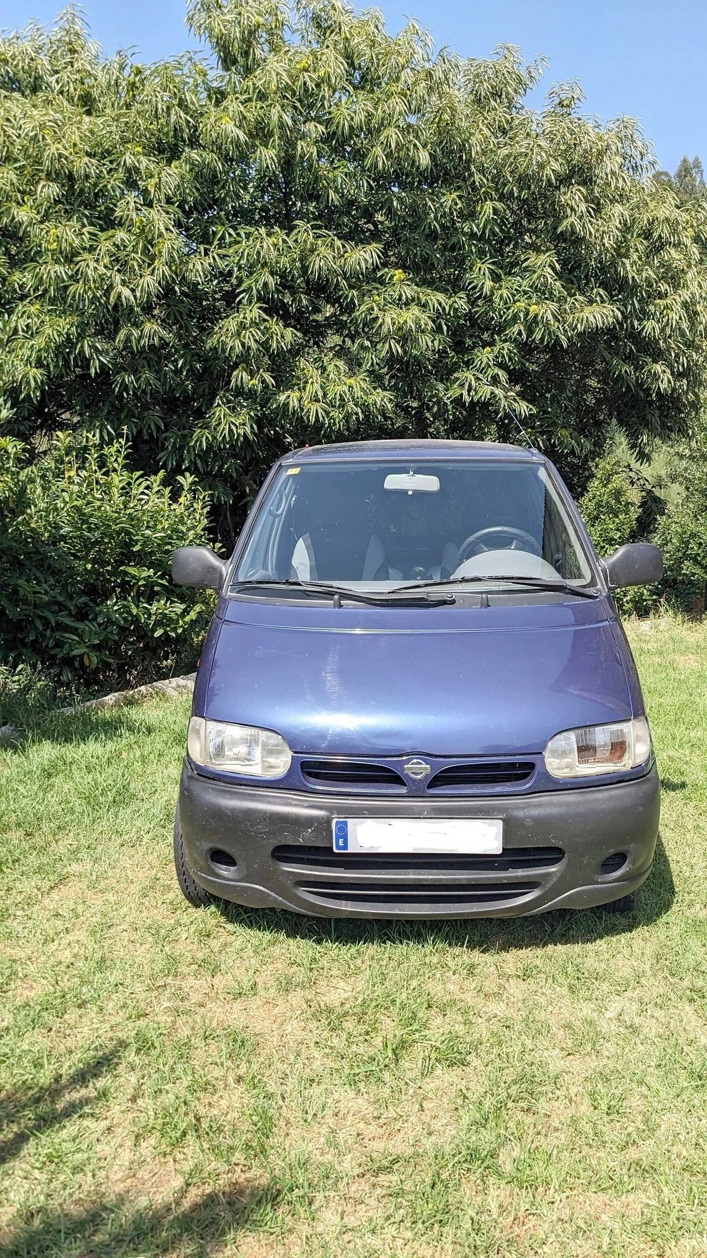 Vista frontale a ¾ Nissan Serena - Yescapa