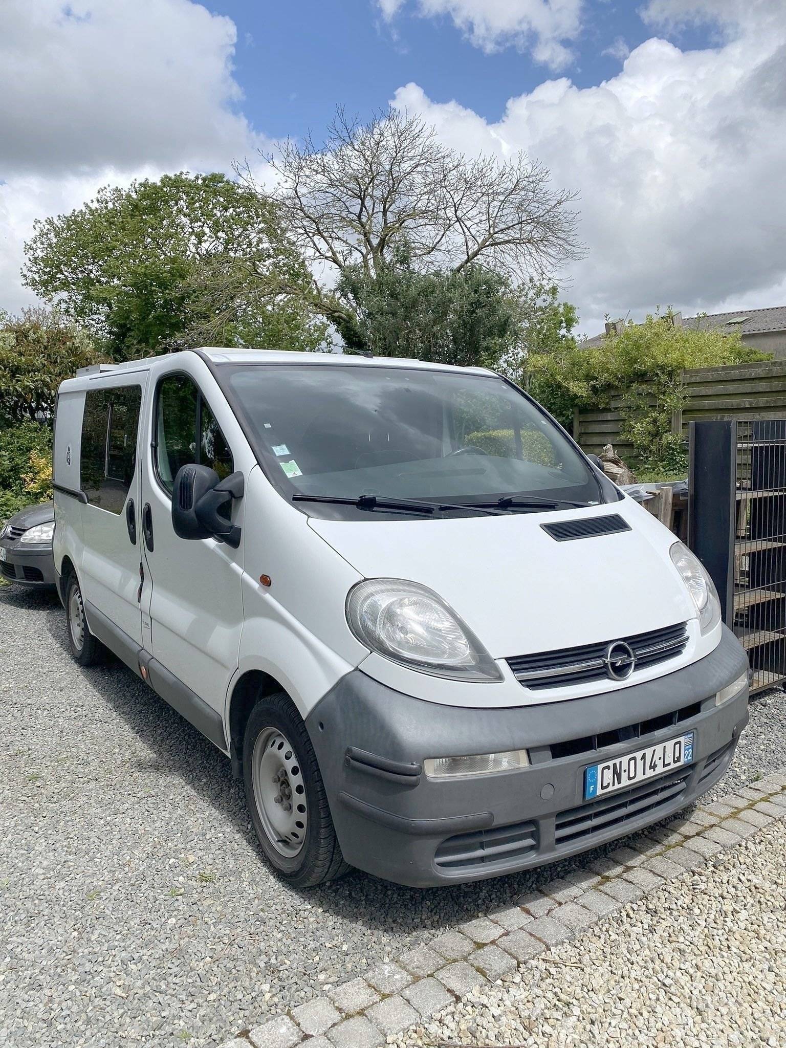 Voorkant 3/4 Opel Vivaro 1,9 CDTI 100cv - Yescapa