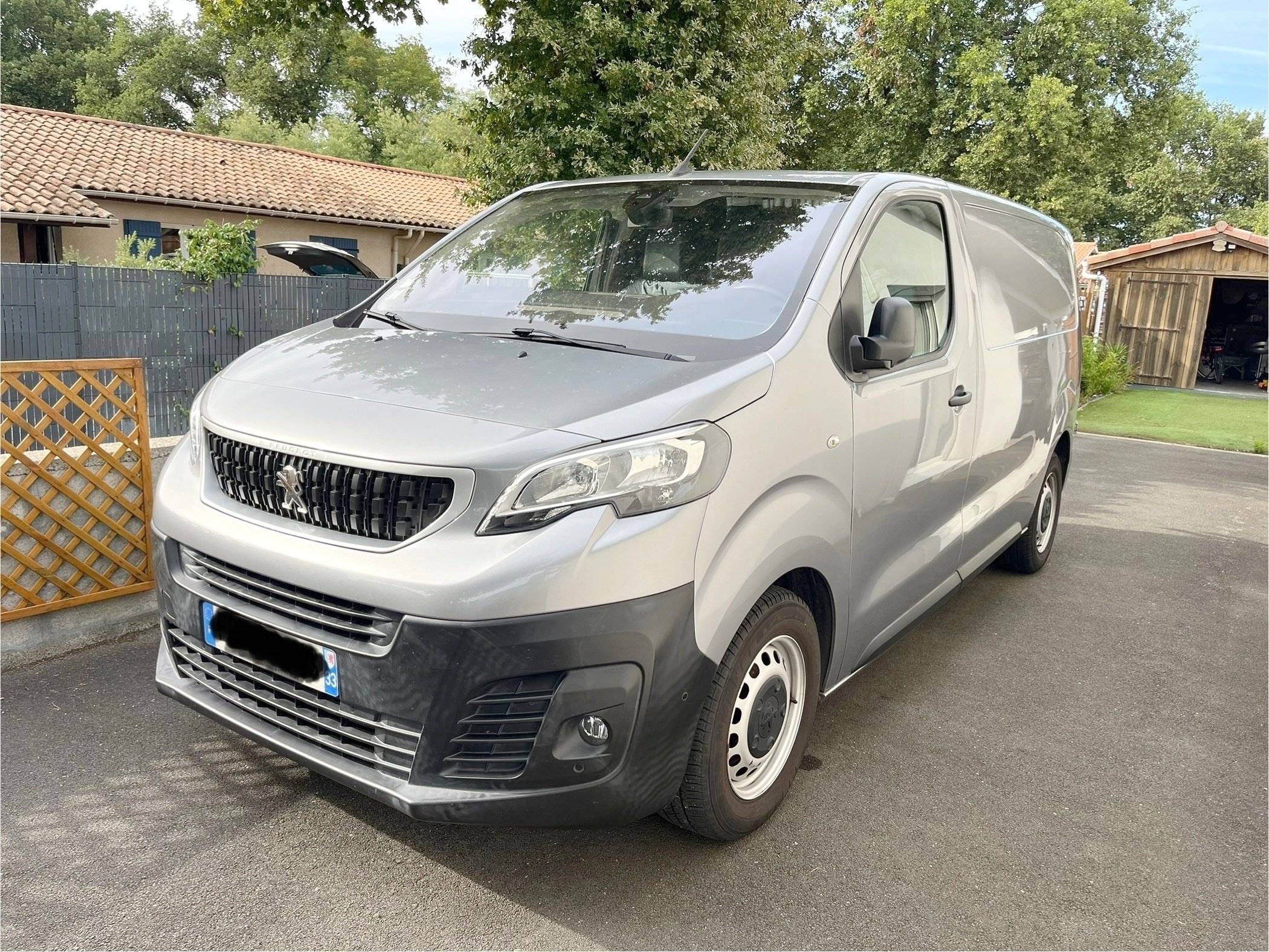 Vista del vehículo ángulo delantero Peugeot Peugeot expert Standard - Yescapa