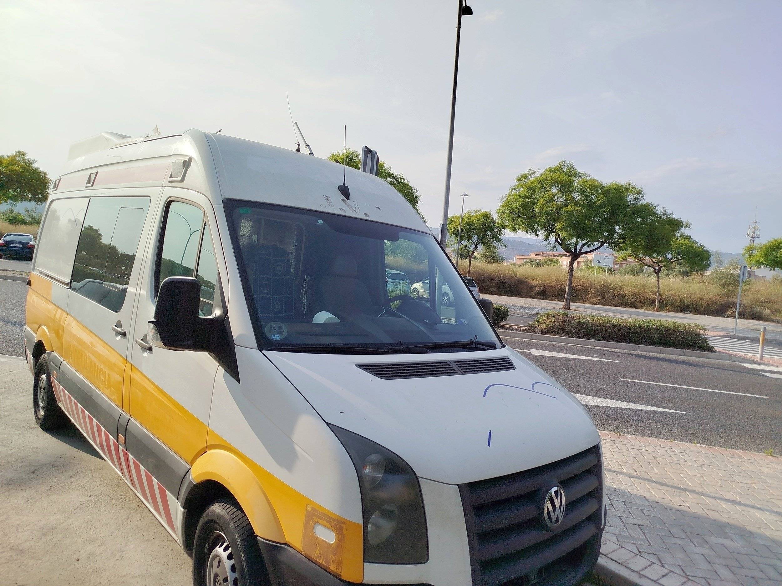 Front view from 3/4 Volkswagen Crafter 2,5 l 140 ch - Yescapa