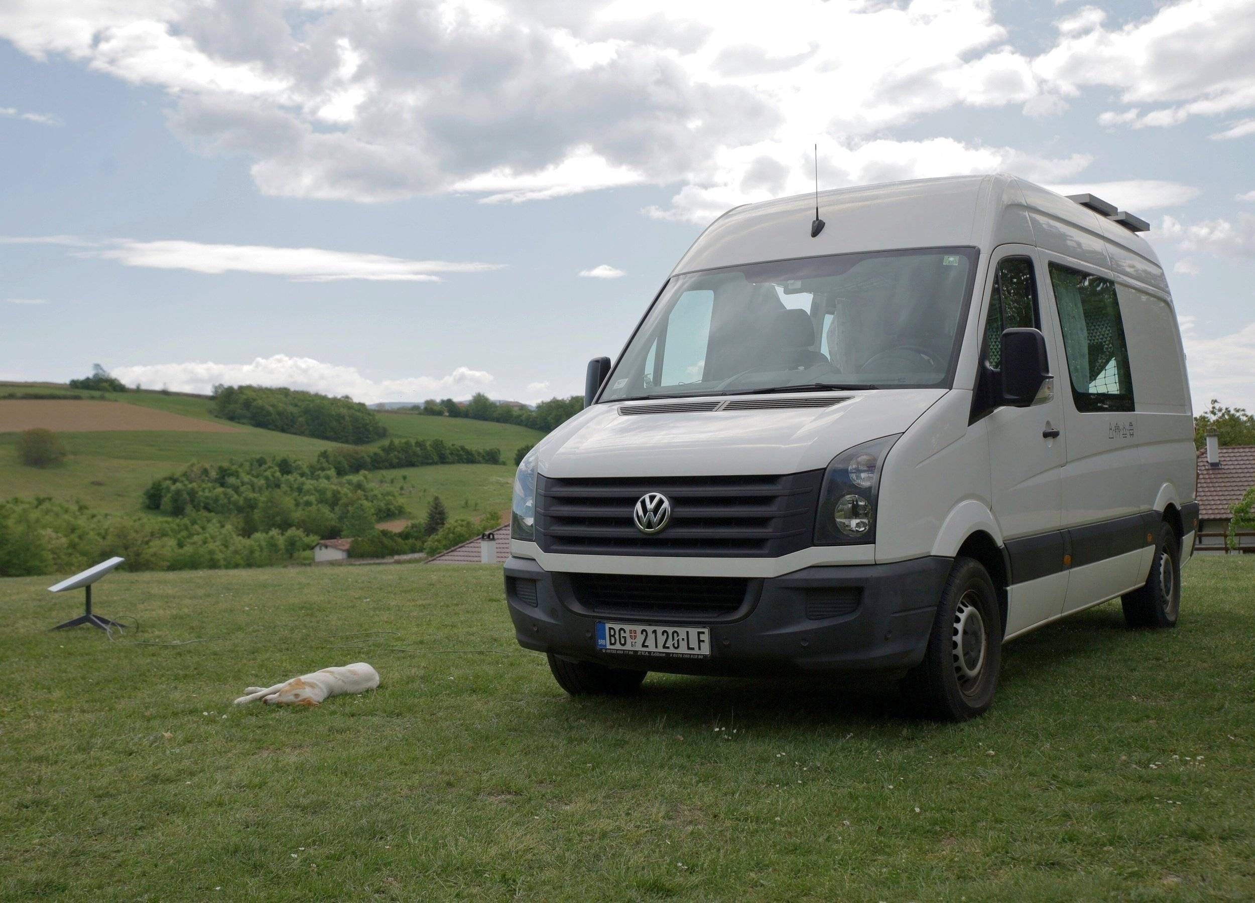 Front view from 3/4 Volkswagen Crafter - Yescapa