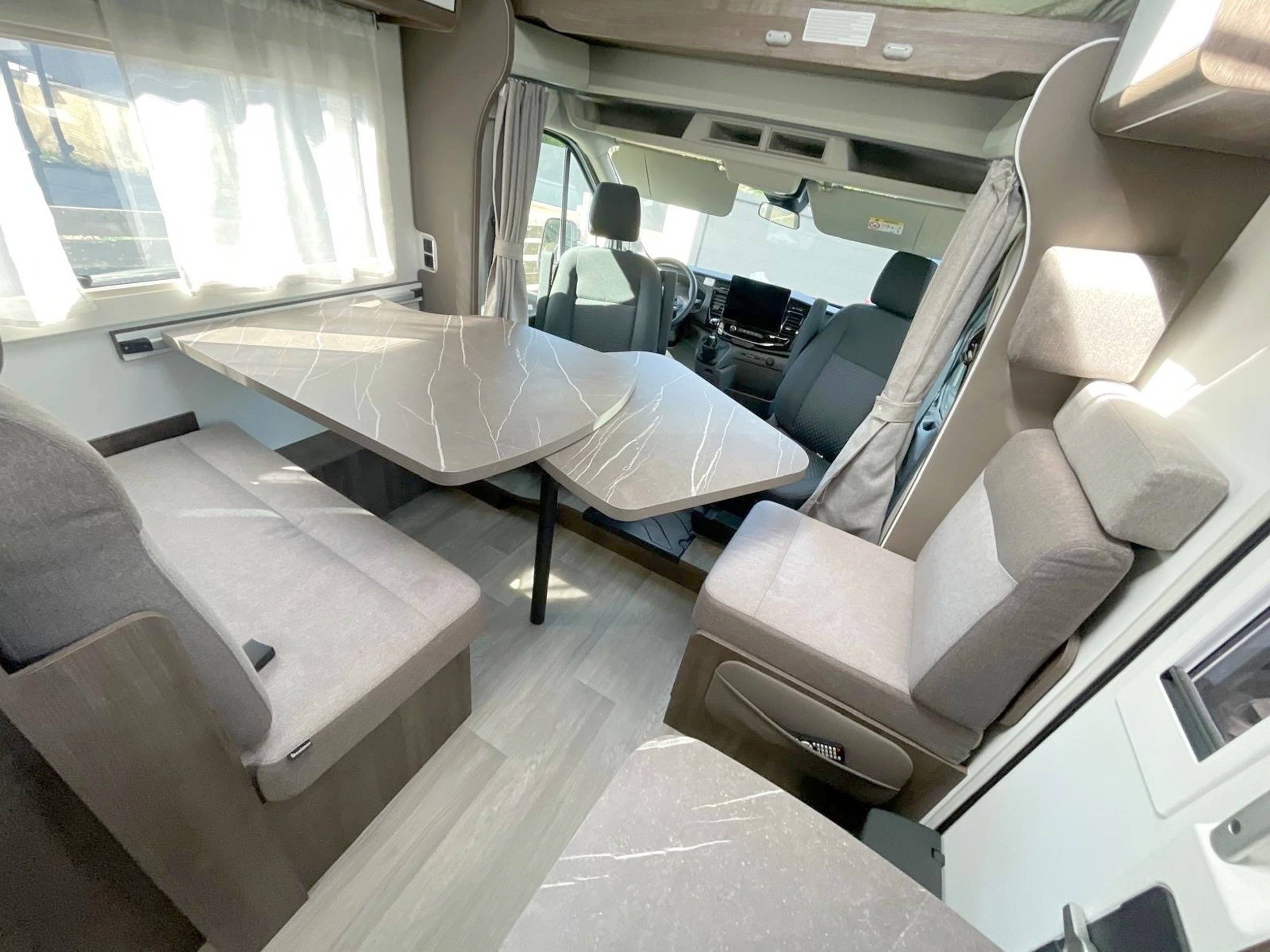 Dinette Ford 340 - Yescapa