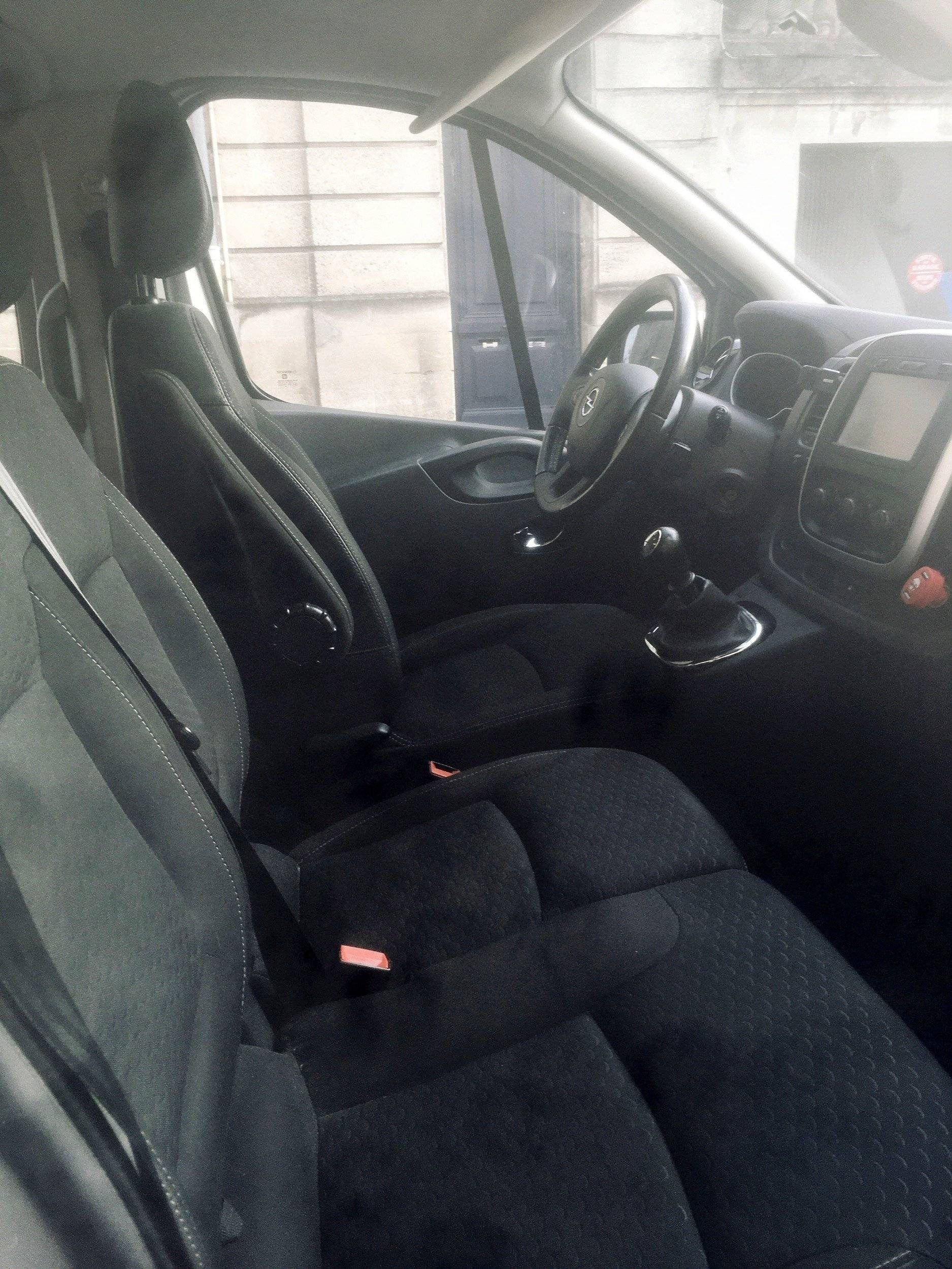 Driver's compartment Opel - Yescapa