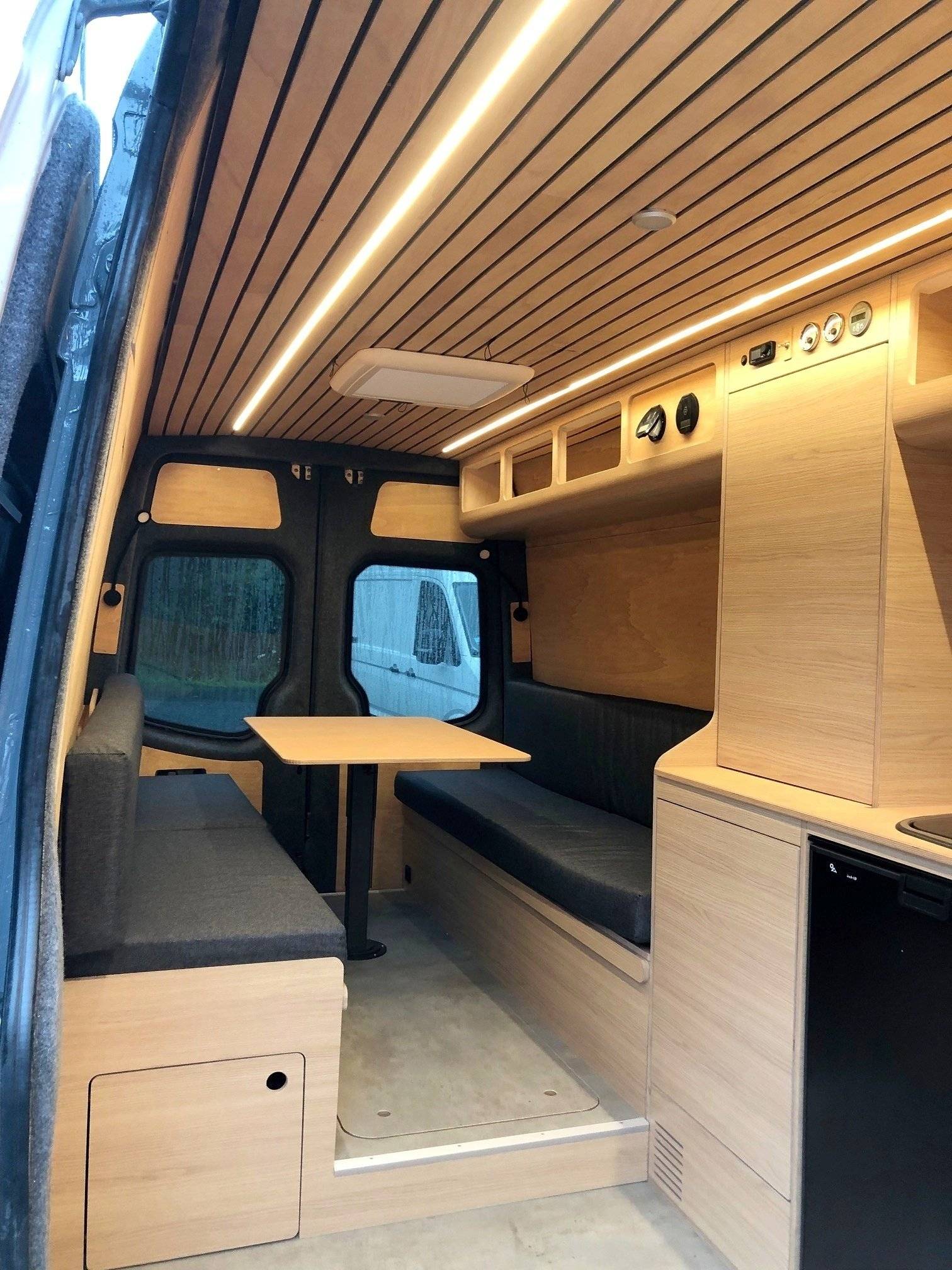Área de jantar Mercedes Mercedes Benz Sprinter L2H2 - Yescapa